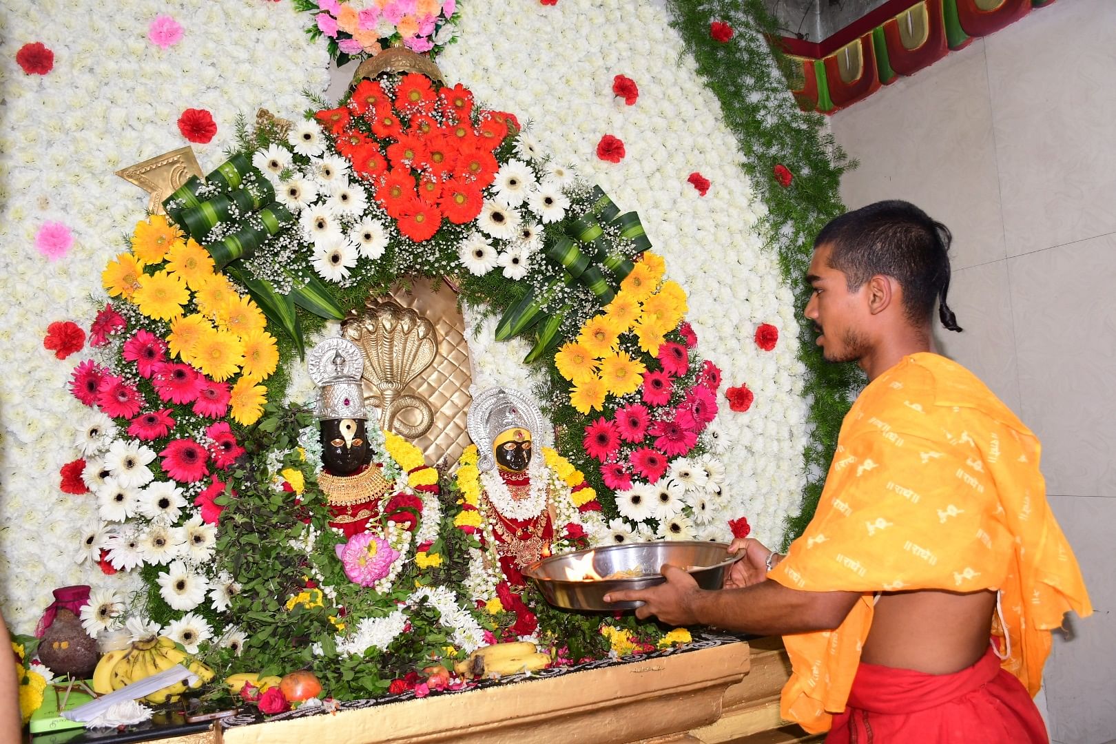 ಕಲಬುರಗಿಯ ಸ್ಟೇಷನ್‌ ಬಜಾರ್ ಸಮೀಪದ ವಿಠಲ ಮಂದಿರದಲ್ಲಿ ಬುಧವಾರ ವಿಠಲ–ರುಕ್ಮಿಣಿ ಮೂರ್ತಿಗೆ ವಿಶೇಷ ಅಲಂಕಾರ ಮಾಡಿ ಪೂಜೆ ಸಲ್ಲಿಸಲಾಯಿತು