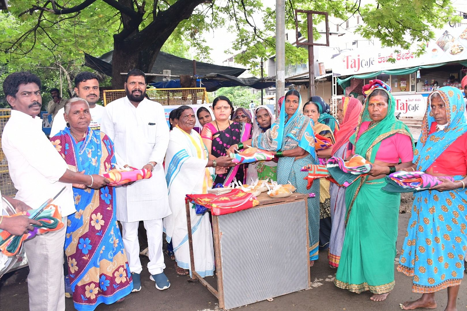 ಕಲಬುರಗಿಯ ಸಿದ್ದಿಭಾಷಾ ದರ್ಗಾ ಎದುರುಗಡೆ ಭೀಮ ಆರ್ಮಿ ಭಾರತ ಏಕತಾ ಮಿಷನ್ ಹಾಗೂ ಮದರ್ ತೆರೆಸಾ ಗ್ರಾಮೀಣ ಅಭಿವೃದ್ಧಿ ಸಂಘದ ಸಂಯುಕ್ತಾಶ್ರಯದಲ್ಲಿ ಎಐಸಿಸಿ ಅಧ್ಯಕ್ಷ ಮಲ್ಲಿಕಾರ್ಜುನ ಖರ್ಗೆ ಅವರ ಜನ್ಮದಿನದ ನಿಮಿತ್ತ ಬಡವರಿಗೆ ಚಾದರ್‌ಗಳನ್ನು ವಿತರಿಸಲಾಯಿತು