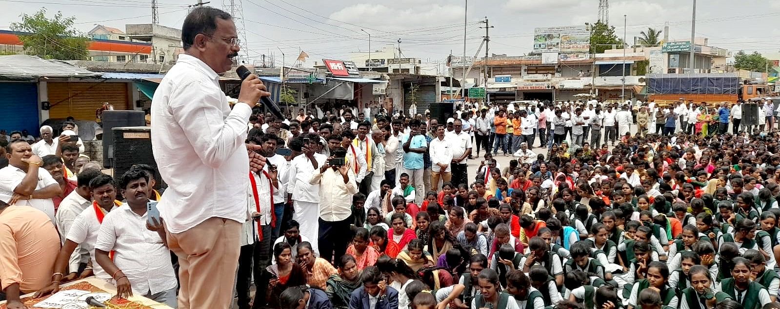 ಕಾರಟಗಿ ಬಂದ್‌ ಹಿನ್ನೆಲೆಯಲ್ಲಿ ನಡೆದ ಬಹಿರಂಗ ಸಮಾವೇಶದಲ್ಲಿ ಹೈದರಾಬಾದ್ ಕರ್ನಾಟಕ ಹೋರಾಟ ಸಮಿತಿ ಉಪಾಧ್ಯಕ್ಷ ರಜಾಕ್‌ ಉಸ್ತಾದ್ ಮಾತನಾಡಿದರು