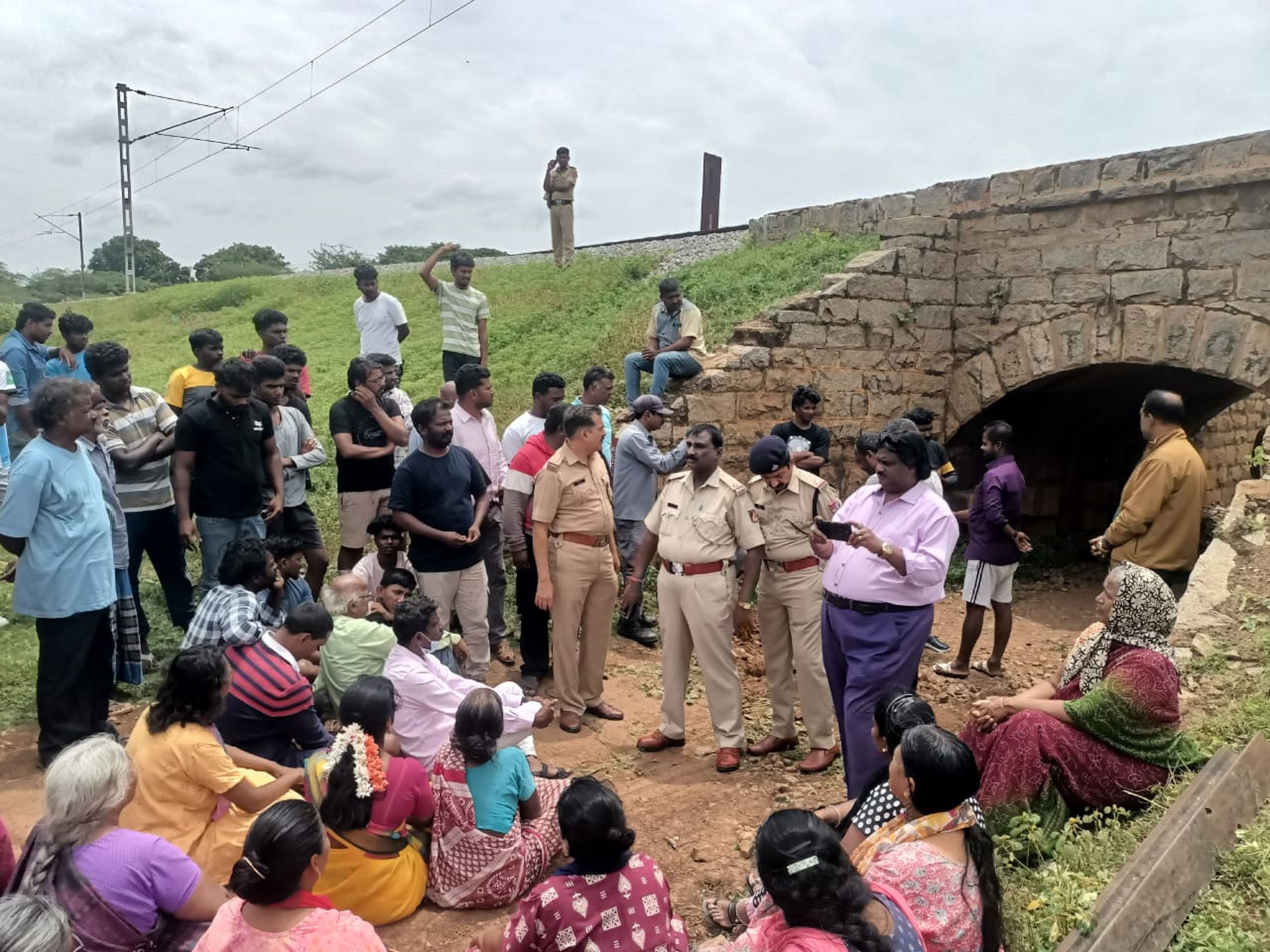 ಕೆಜಿಎಫ್‌ ಕೋರಮಂಡಲ್‌ ಟ್ಯಾಂಕ್ ಬ್ಲಾಕ್ ಬಳಿ ಶನಿವಾರ ಕೆಳಸೇತುವೆಯಲ್ಲಿ ಸಂಚಾರಕ್ಕೆ ನಿರ್ಬಂಧ ವಿಧಿಸಿರುವುದನ್ನು ಖಂಡಿಸಿ ನಿವಾಸಿಗಳು ಪ್ರತಿಭಟನೆ ನಡೆಸಿದರು