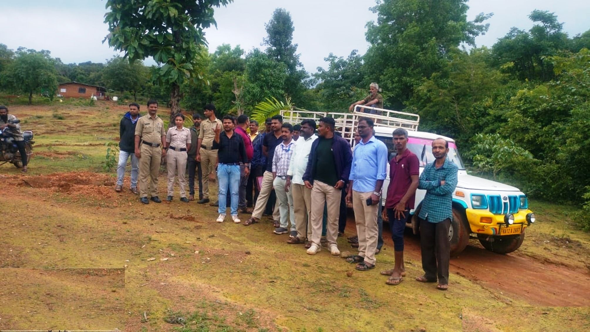 ಕಾರ್ಗಲ್ ಸಮೀಪದ ಬಿದರೂರು ಗ್ರಾಮದಲ್ಲಿ ವಿವಿಧ ಇಲಾಖೆಯ ಅಧಿಕಾರಿಗಳು ಅಕ್ರಮ ಭೂ ಒತ್ತುವರಿಯನ್ನು ಗುರುವಾರ ತೆರವುಗೊಳಿಸಿದರು