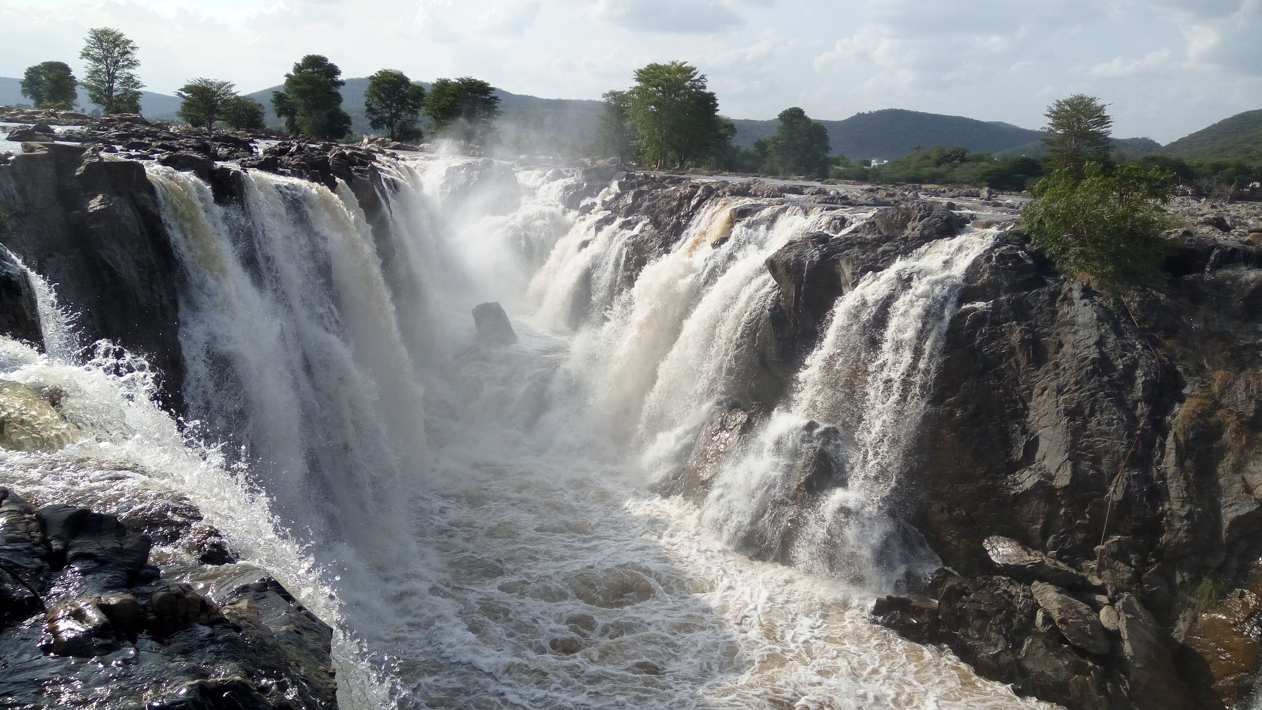 ಧುಮ್ಮಿಕ್ಕಿ ಹರಿಯುತ್ತಿರುವ ಹೊಗೆನಕಲ್‌ ಜಲಪಾತ