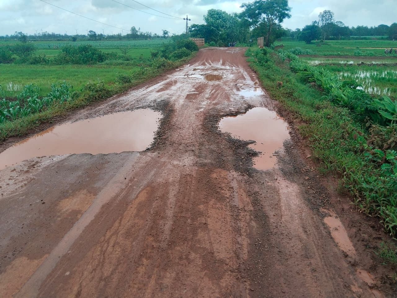 ಕುನ್ನೂರ ಗ್ರಾಮದಿಂದ ಶ್ಯಾಡಂಬಿ ಹಾಗೂ ಎನ್ಎಚ್ 4 ಸಂಪರ್ಕಿಸುವ ರಸ್ತೆ ಹಾಳಾಗಿದೆ