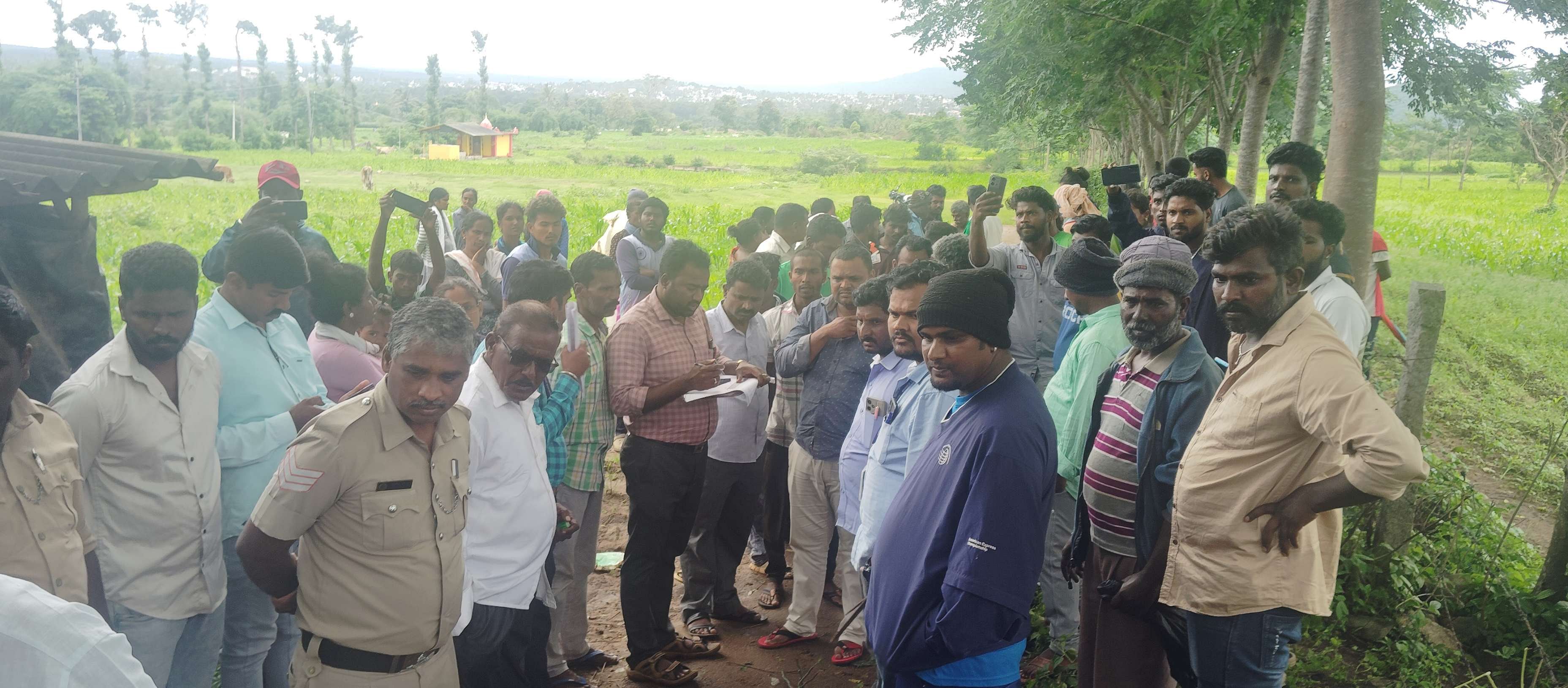 ಬೆಟ್ಟದಪುರ ಸಮೀಪದ ಚನ್ನಕಲ್ ಕಾವಲ್ ಗ್ರಾಮದ ಮುತ್ತು ಮಾರಿಯಮ್ಮ ದೇವಾಲಯಕ್ಕೆ ಹೋಗುವ ರಸ್ತೆ ಅಳತೆ ಮಾಡಲು ಬಂದ ಕಂದಾಯ ಅಧಿಕಾರಿಗಳನ್ನು ಕಾಂಗ್ರೆಸ್ ಹಿರಿಯ ಮುಖಂಡ ಶೇಖರ್ ಅಡ್ಡಿಪಡಿಸಿರುವುದು