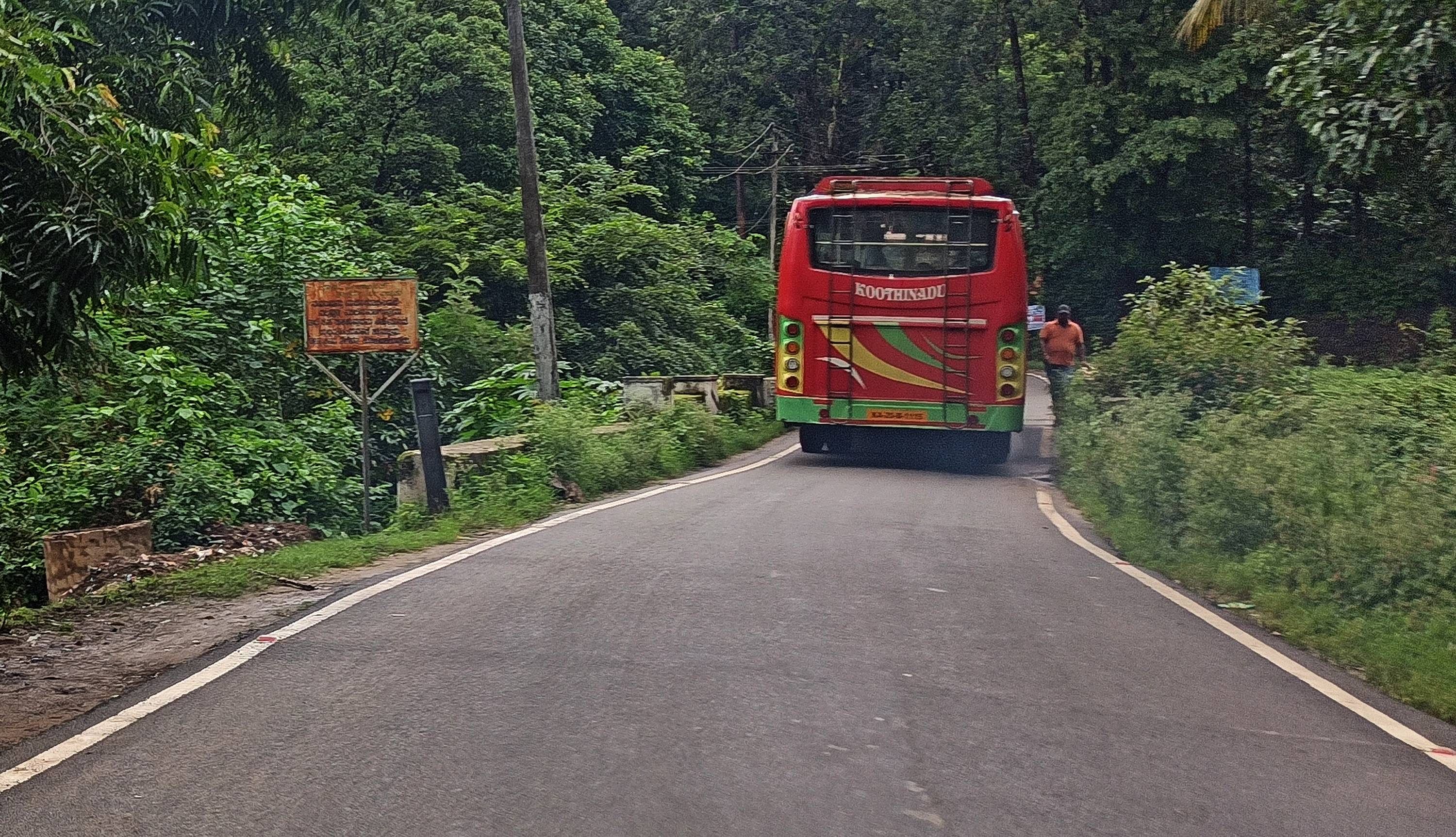 ಸೋಮವಾರಪೇಟೆ ಸಮೀಪದ ಐಗೂರು ಗ್ರಾಮದ ಕಬ್ಬಿಣ ಸೇತುವೆ ಶಿಥಿಲಾವಸ್ಥೆಗೆ ತಲುಪಿದ್ದು, ಅದರ ಮೇಲೆ ಖಾಸಗಿ ಬಸ್ ಒಂದು ಪ್ರಯಾಣಿಕರನ್ನು ಕೊಂಡೊಯ್ಯುತ್ತಿರುವುದು.