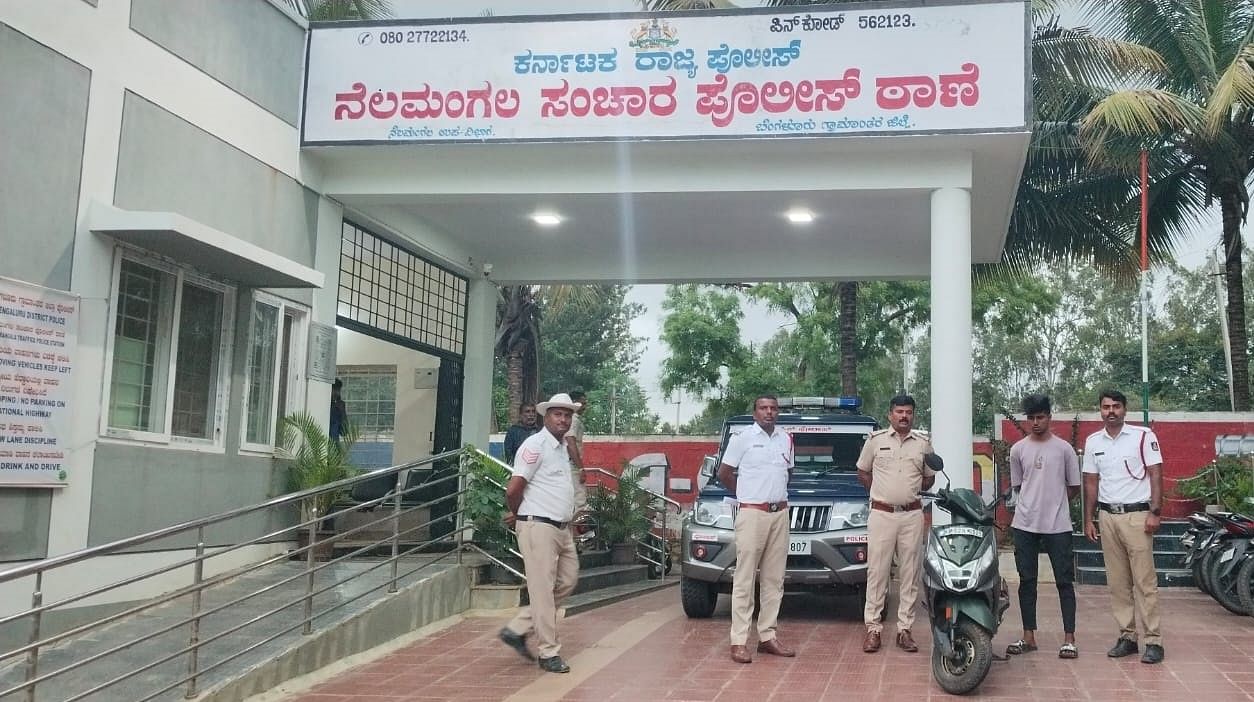 ನೆಲಮಂಗಲ ಸಂಚಾರ ಪೊಲೀಸರು ವಿಲೆ ಮಾಡುತ್ತಿದ್ದ ಅಭಿಷೇಕ್‌ನನ್ನು ಬಂಧಿಸಿರುವುದು. ಚಿತ್ರದಲ್ಲಿ ಸಬ್‌ಇನ್ಸ್‌ಪೆಕ್ಟರ್‌ ನವೀನ್‌ , ಪೆದೆ ಲಿಂಗರಾಜು ಮತ್ತು ಕಾರ್ಯಾಚರಣೆಯಲ್ಲಿ ಭಾಗಿಯಾಗಿದ್ದ ಸಿಬ್ಬಂದಿ ಇದ್ದಾರೆ.