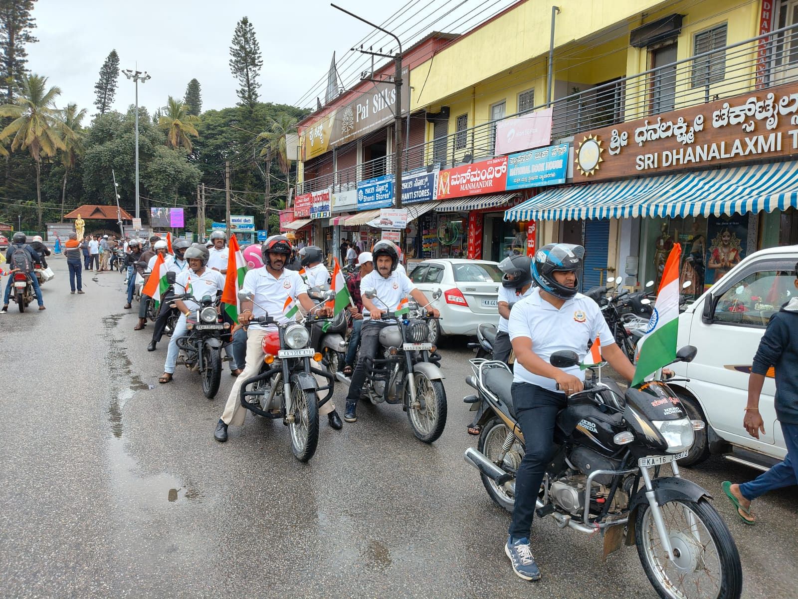 ಹಾಸನದಲ್ಲಿ ಸೋಮವಾರ ಬೈಕ್‌ ರ‍್ಯಾಲಿಯ ಮೂಲಕ ನಿವೃತ್ತ 14 ಯೋಧರನ್ನು ಸ್ವಾಗತಿಸಲಾಯಿತು.