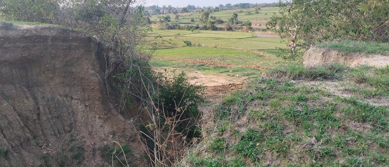 ಎರಡು ವರ್ಷಗಳ ಹಿಂದೆ ಭಾರಿ ಮಳೆಯಿಂದ ಹುಣಸೆ ಕೆರೆ ಏರಿ ಒಡೆದಿತ್ತು.