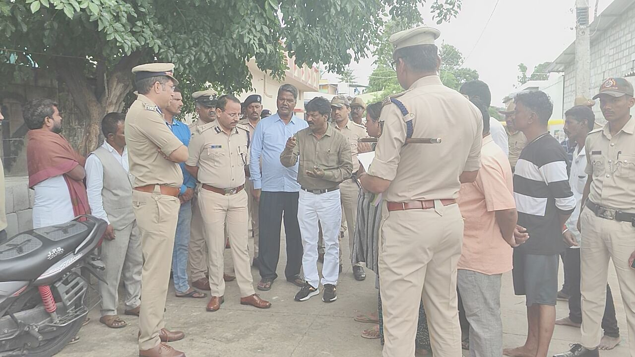 ಕನಕಪುರದ ಮಳಗಾಳು ಗ್ರಾಮದ ಎನ್.ಕೆ. ಕಾಲೊನಿಗೆ ಕೇಂದ್ರ ವಲಯದ ಐಜಿಪಿ ಲಾಬೂ ರಾಮ್ ಮಂಗಳವಾರ ಭೇಟಿ ನೀಡಿ, ಘಟನೆ ಕುರಿತು ದಲಿತ ಮುಖಂಡರಿಂದ ಮಾಹಿತಿ ಪಡೆದರು. ಜಿಲ್ಲಾ ಪೊಲೀಸ್ ವರಿಷ್ಠಾಧಿಕಾರಿ ಕಾರ್ತಿಕ್ ರೆಡ್ಡಿ ಇದ್ದಾರೆ