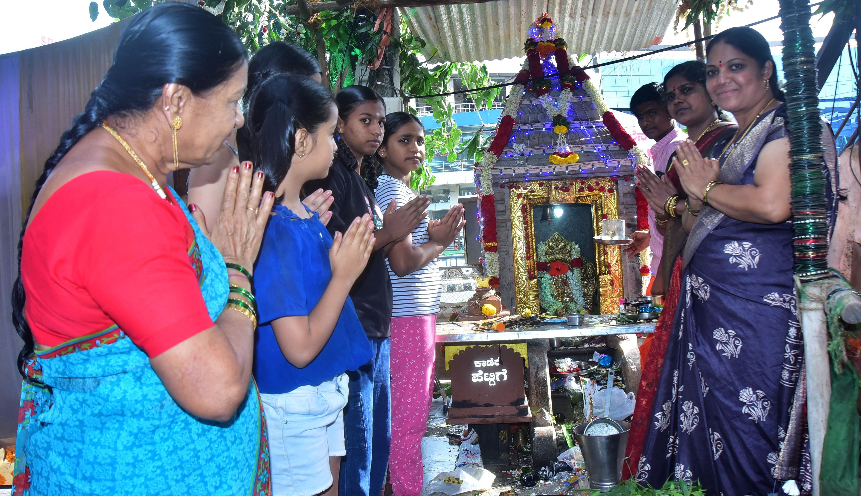 ಹುಬ್ಬಳ್ಳಿಯ ವಿದ್ಯಾನಗರ ಆಟೊ ನಿಲ್ದಾಣ ಬಳಿ ಮಂಗಳವಾರ ನಡೆದ ಮಹಾಲಕ್ಷ್ಮಿ ದೇವಿ ಜಾತ್ರೆಯಲ್ಲಿ ಭಕ್ತರು ದೇವಿಗೆ ಪೂಜೆ ಸಲ್ಲಿಸಿದರು