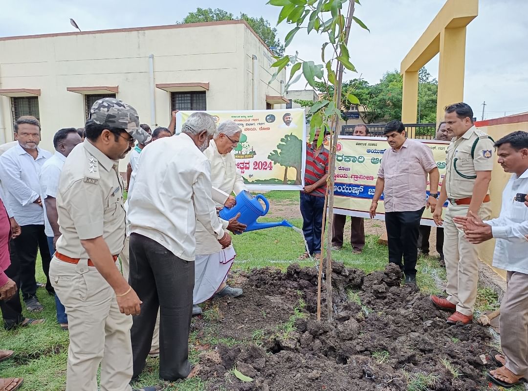 ರೋಣ ನಗರದ ಸರ್ಕಾರಿ ಆಯುರ್ವೇದ ಆಸ್ಪತ್ರೆಯ ಆವರಣದಲ್ಲಿ ಶಾಸಕ ಜಿ.ಎಸ್.ಪಾಟೀಲ ಸಸಿ ನೆಡುವ ಮೂಲಕ ವನಮಹೋತ್ಸವ ಕಾರ್ಯಕ್ರಮಕ್ಕೆ ಚಾಲನೆ ನೀಡಿದರು