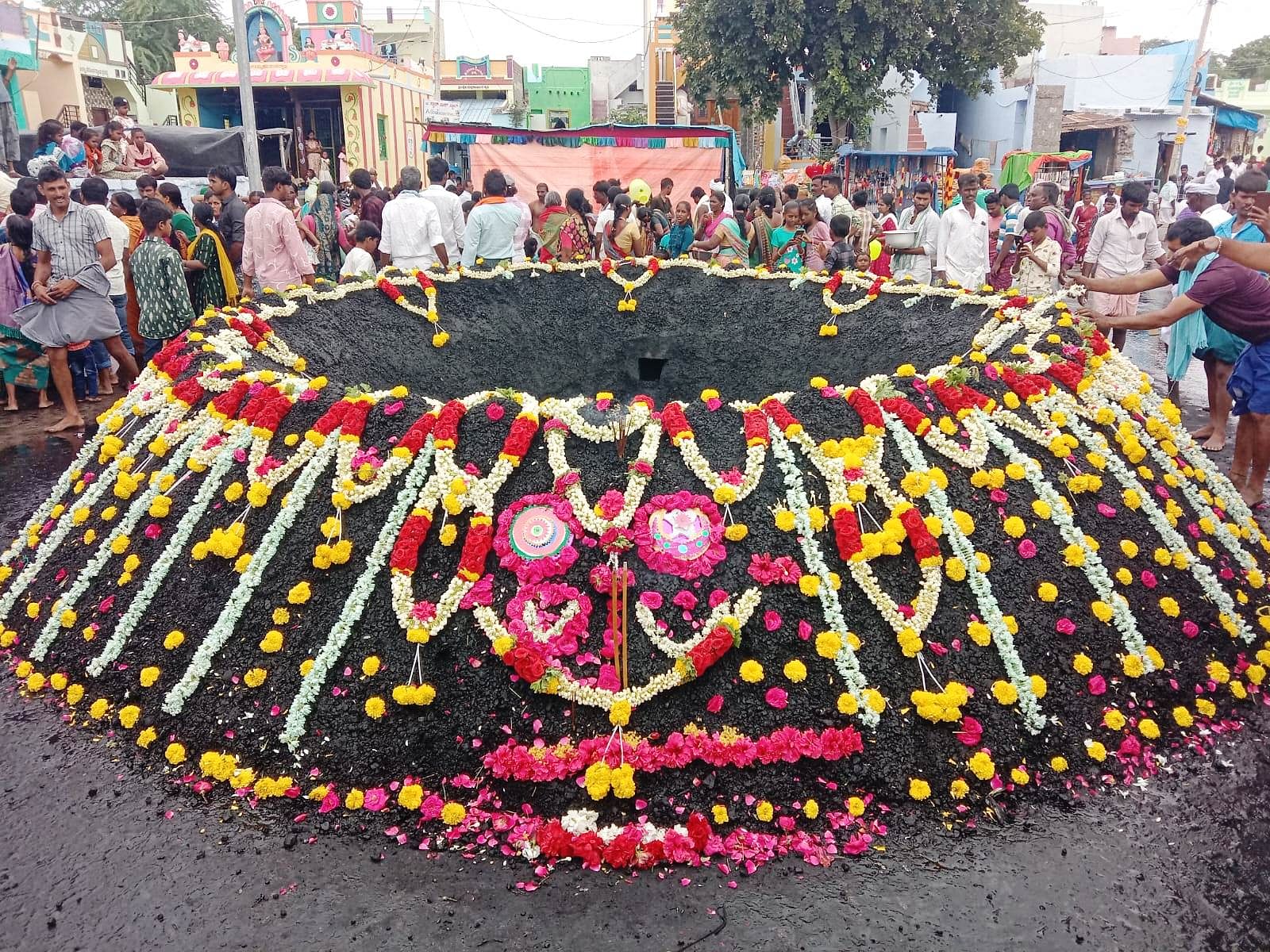 ಸಿರುಗುಪ್ಪ ತಾಲ್ಲೂಕಿನ ಅಗಸನೂರು ಗ್ರಾಮದಲ್ಲಿ ಮೊಹರಂ ಹಬ್ಬದ ಏಳನೇ ದಿನ ಭಾನುವಾರ ನಡೆದ ಆಚರಣೆಯಲ್ಲಿ ಅಲಾಯಿ ಕುಣಿಗೆ ಹೂವಿನ ಅಲಂಕಾರ‌ ಮಾಡಲಾಗಿತ್ತು