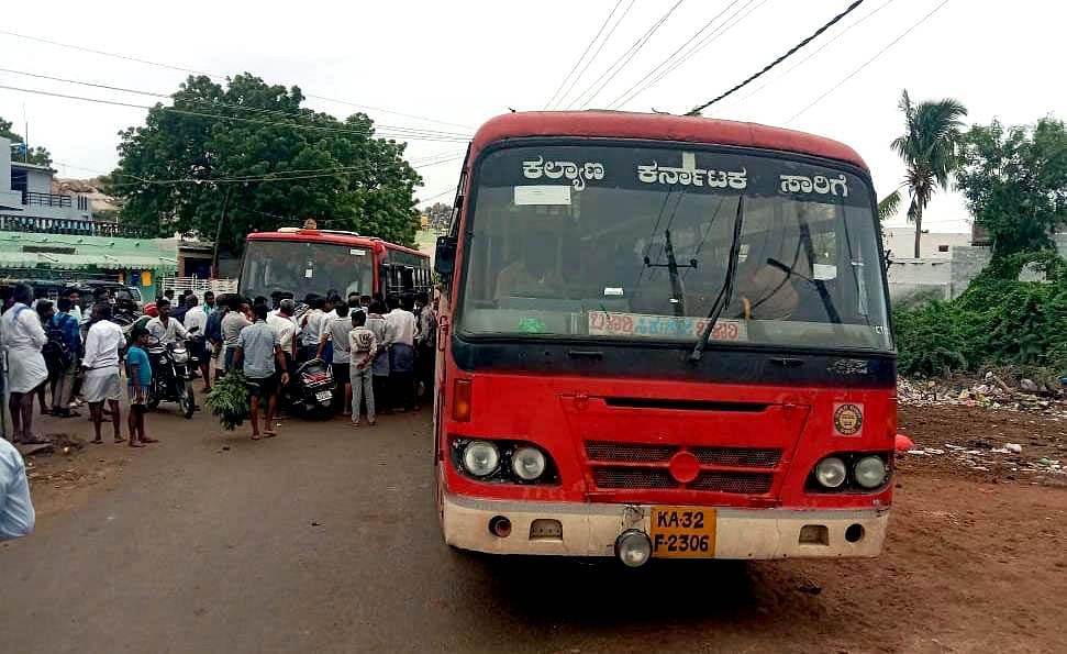 ಕುರುಗೋಡು ತಾಲ್ಲೂಕಿನ ಬಾದನಹಟ್ಟಿ ಗ್ರಾಮದಲ್ಲಿ ವಿದ್ಯಾರ್ಥಿಗಳು ಸೋಮವಾರ ಬಸ್ ತಡೆದು ಪ್ರತಿಭಟನೆ ನಡೆಸಿದರು