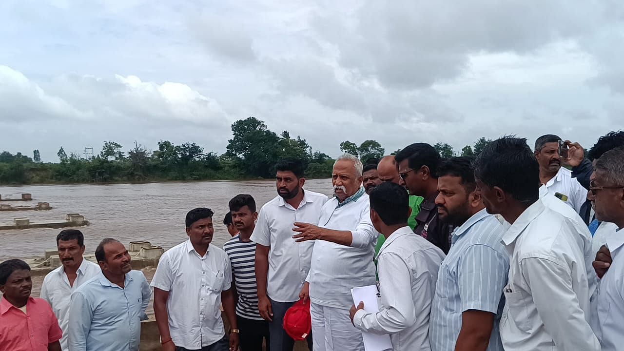 ಚಿಕ್ಕೋಡಿ ತಾಲ್ಲೂಕಿನಲ್ಲಿ ಕೃಷ್ಣಾ ನದಿ ತೀರದ ಇಂಗಳಿ ಗ್ರಾಮಕ್ಕೆ ದೆಹಲಿ ವಿಶೇಷ ಪ್ರತಿನಿಧಿ–2 ಪ್ರಕಾಶ ಹುಕ್ಕೇರಿ ಭೇಟಿ ನೀಡಿ, ಪ್ರವಾಹ ಪರಿಸ್ಥಿತಿ ಪರಿಶೀಲಿಸಿದರು