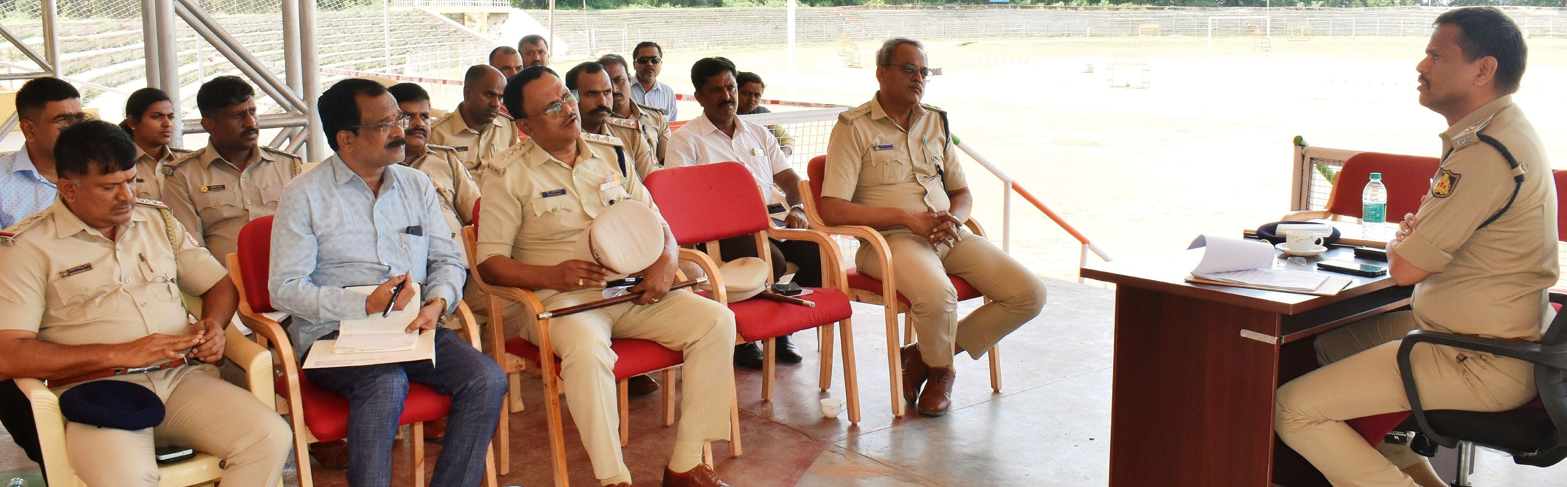 ಕೆಜಿಎಫ್‌ ಪೋಲೀಸ್ ಅಧೀಕ್ಷಕರ ಕಛೇರಿಯಲ್ಲಿ ದೈಹಿಕ ಪರೀಕ್ಷೆ ಸಂಬಂಧ ಪೂರ್ವಭಾವಿ ಸಭೆಯಲ್ಲಿ ಎಸ್‌ಪಿ ಕೆ.ಎಂ.ಶಾಂತರಾಜು ಮತ್ತು ಅಧಿಕಾರಿಗಳು.