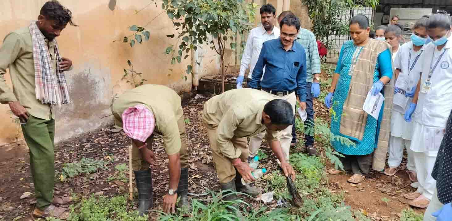 ಹಿರಿಯೂರಿನ ನಗರದ ತಾಲ್ಲೂಕು ಆರೋಗ್ಯಾಧಿಕಾರಿಗಳ ಕಚೇರಿ, ಸಾರ್ವಜನಿಕ ಆಸ್ಪತ್ರೆ, ನಗರಸಭೆ ಆವರಣದಲ್ಲಿ ಶುಕ್ರವಾರ ಹಮ್ಮಿಕೊಂಡಿದ್ದ ಲಾರ್ವ ಸೊಳ್ಳೆಗಳ ನಿಯಂತ್ರಣ ಚಟುವಟಿಕೆಗೆ ತಾಲ್ಲೂಕು ಆರೋಗ್ಯಾಧಿಕಾರಿ ಡಾ. ವೆಂಕಟೇಶ್ ಚಾಲನೆ ನೀಡಿದರು.