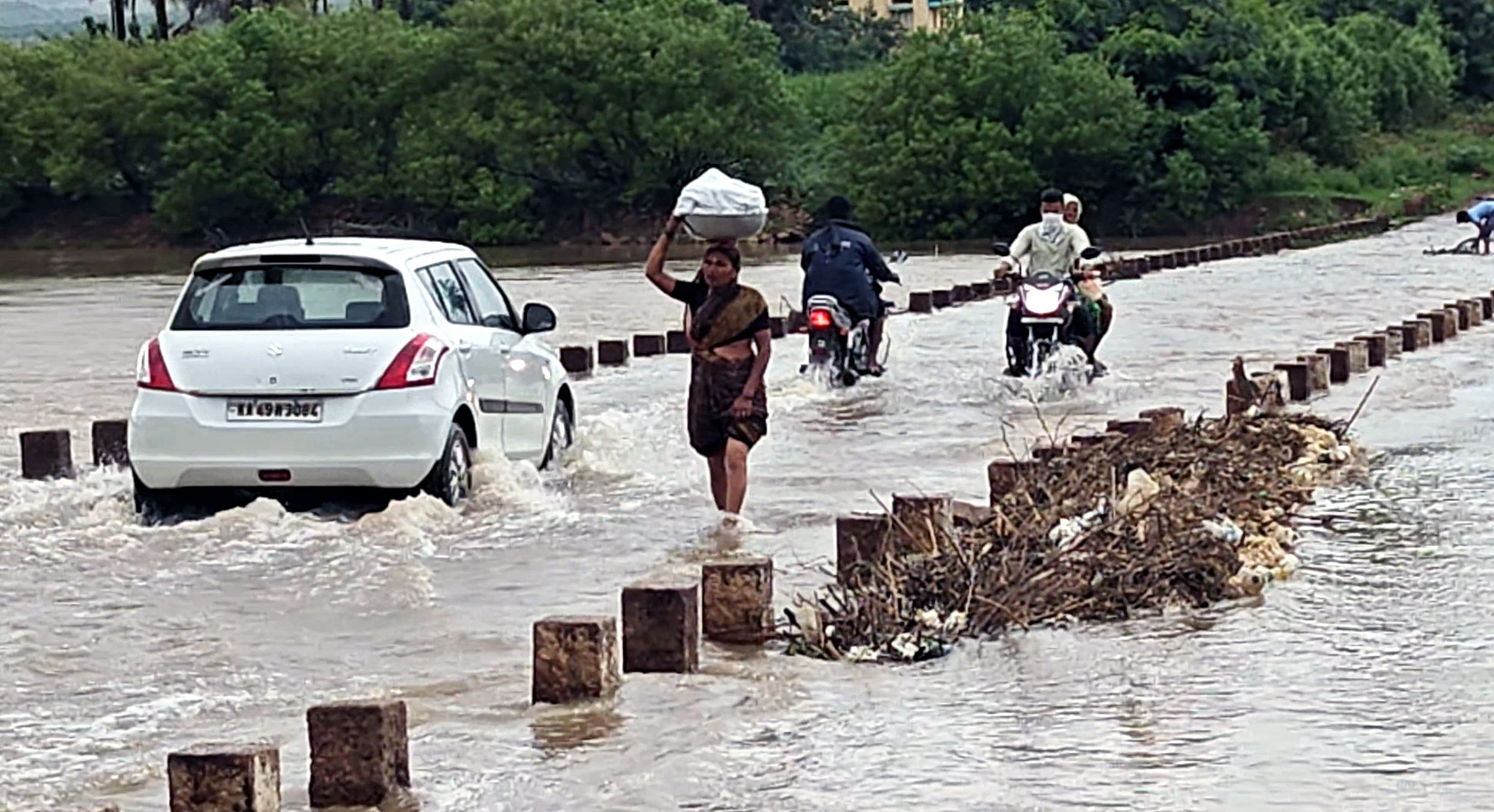 ನವೀಲುತೀರ್ಥ ಅಣೆಕಟ್ಟೆಯಿಂದ ಮಲಪ್ರಭಾ ನದಿಗೆ ನೀರು ಹರಿಸಿದ್ದರಿಂದ ಬೆಳಗಾವಿ ಜಿಲ್ಲೆಯ ರಾಮದುರ್ಗದ ಸಮೀಪದ ಹಳೆ ಸೇತುವೆ ಮೇಲೆ ಹರಿಯುತ್ತಿದ್ದ ನೀರಿನಲ್ಲೇ ಜನರು ಓಡಾಡಿದರು
–ಪ್ರಜಾವಾಣಿ ಚಿತ್ರ: ಚನ್ನಪ್ಪ ಮಾದರ