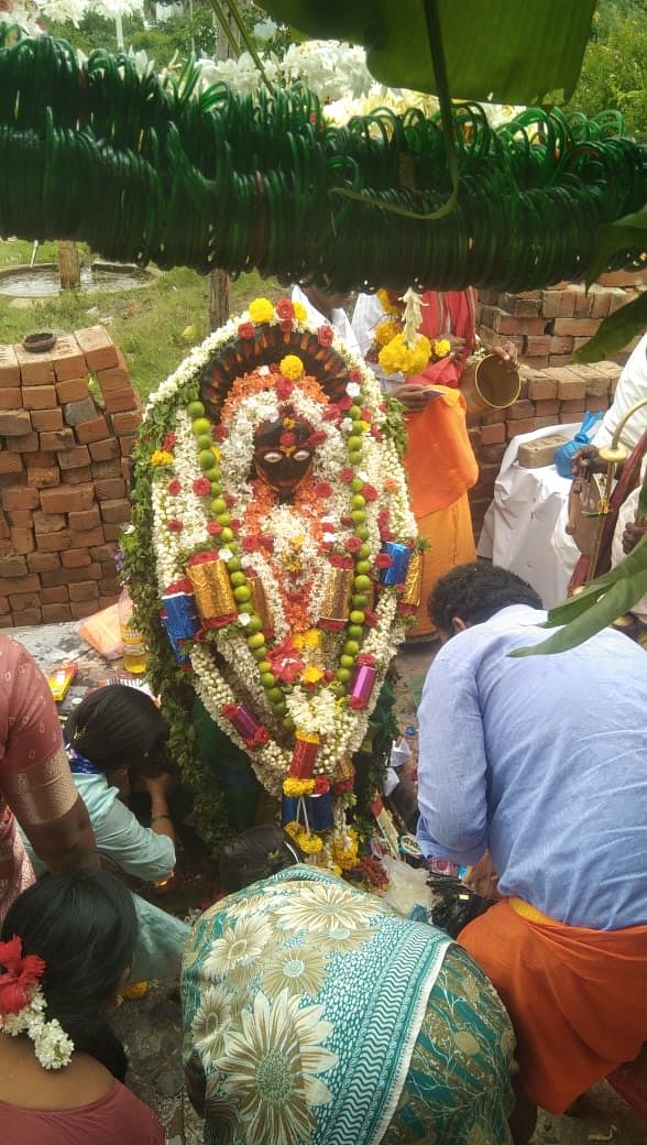 ಹೊಸದುರ್ಗದ ಬಾಗೂರಿನಲ್ಲಿ ನೆಲೆಸಿರುವ ಮಾಸ್ತಮ್ಮ ದೇವಿಗೆ ಮಳೆಗಾಗಿ ಪ್ರಾರ್ಥಿಸಿ ಪೂಜೆ ಸಲ್ಲಿಸಲಾಯಿತು