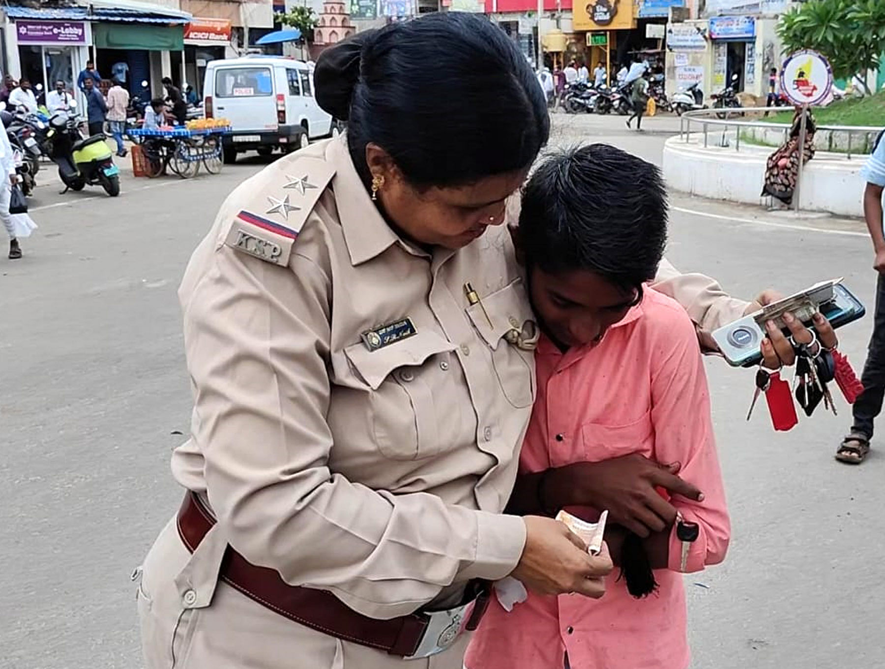 ಇಳಕಲ್‌ ನಗರ ಠಾಣೆಯ ಪಿಎಸ್‌ಐ ಎಸ್‌.ಆರ್‌.ನಾಯಕ ಅವರು ತ್ರಿಬಲ್‌ ರೈಡಿಂಗ್‌ ಹೋಗುತ್ತಿದ್ದ ವಿದ್ಯಾರ್ಥಿಗೆ ದಂಡ ಹಾಕಿದರು. ಕಾಲೇಜು ಶುಲ್ಕ ಕಟ್ಟಲು ಹಣವಿಲ್ಲದೇ ಅಳುತ್ತಿದ್ದ ವಿದ್ಯಾರ್ಥಿಗೆ ಸ್ವಂತ ಹಣ ನೀಡಿ, ಮಾನವೀಯತೆ ಮೆರೆದರು