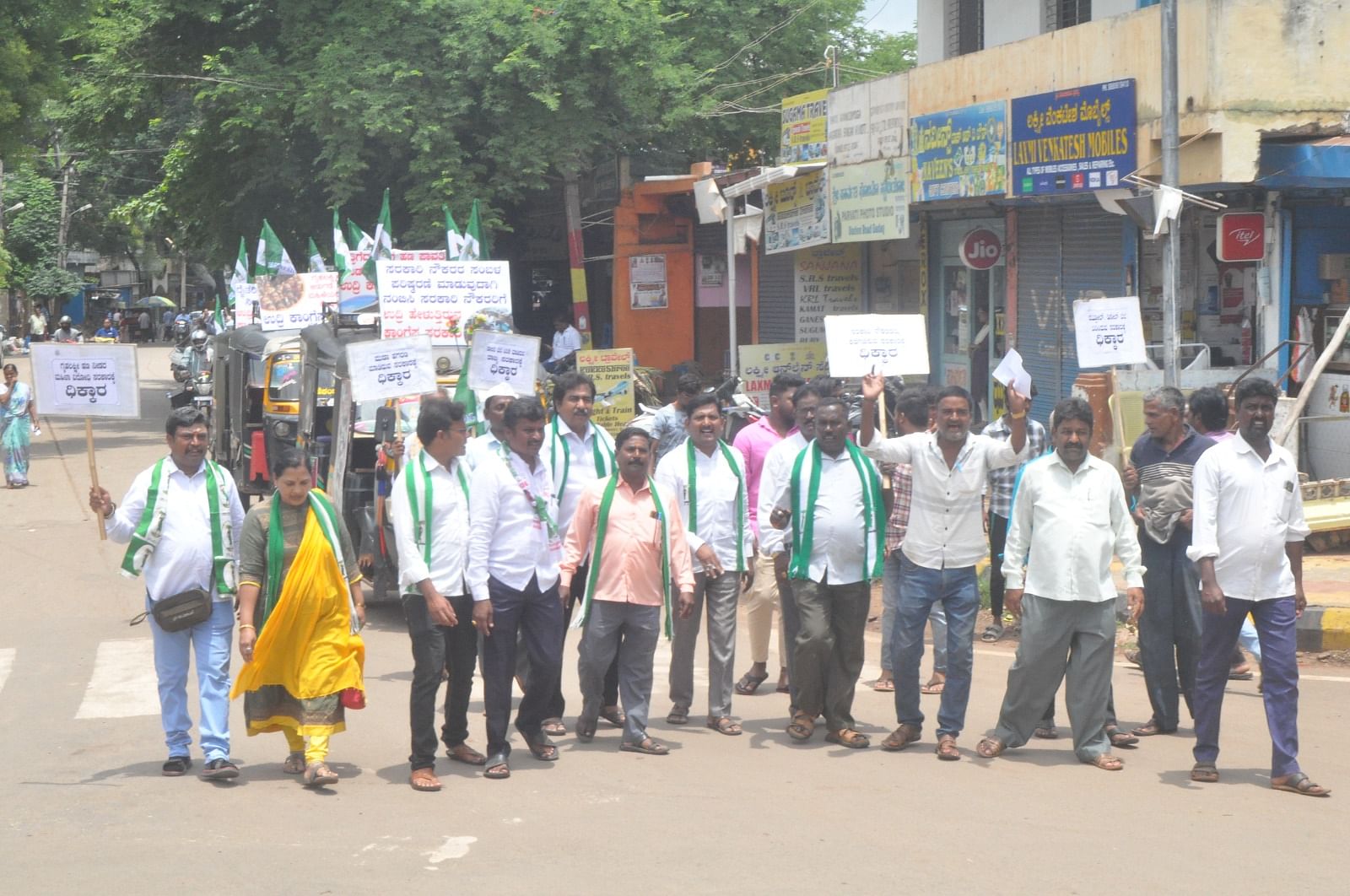 ರಾಜ್ಯ ಸರ್ಕಾರದ ಆಡಳಿತ ವೈಫಲ್ಯ, ಭ್ರಷ್ಟಾಚಾರ ಖಂಡಿಸಿ ಜೆಡಿಎಸ್ ಗದಗ ಜಿಲ್ಲಾ ಘಟಕದ ವತಿಯಿಂದ ಶುಕ್ರವಾರ ಪ್ರತಿಭಟನಾ ಮೆರವಣಿಗೆ ನಡೆಯಿತು