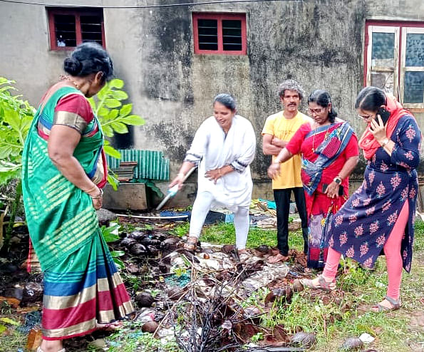 ಕುಮಟಾದ ಮನೆಯೊಂದರ ಆವರಣದಲ್ಲಿ ತಾಲ್ಲೂಕು ಆರೋಗ್ಯಾಧಿಕಾರಿ ಡಾ.ಅಜ್ಞಾ ನಾಯಕ ನೇತೃತ್ವದಲ್ಲಿ ಸೊಳ್ಳೆ ಲಾರ್ವಾ ನಾಶಪಡಿಸುತ್ತಿರುವ ಆರೋಗ್ಯ ಇಲಾಖೆ ಸಿಬ್ಬಂದಿ