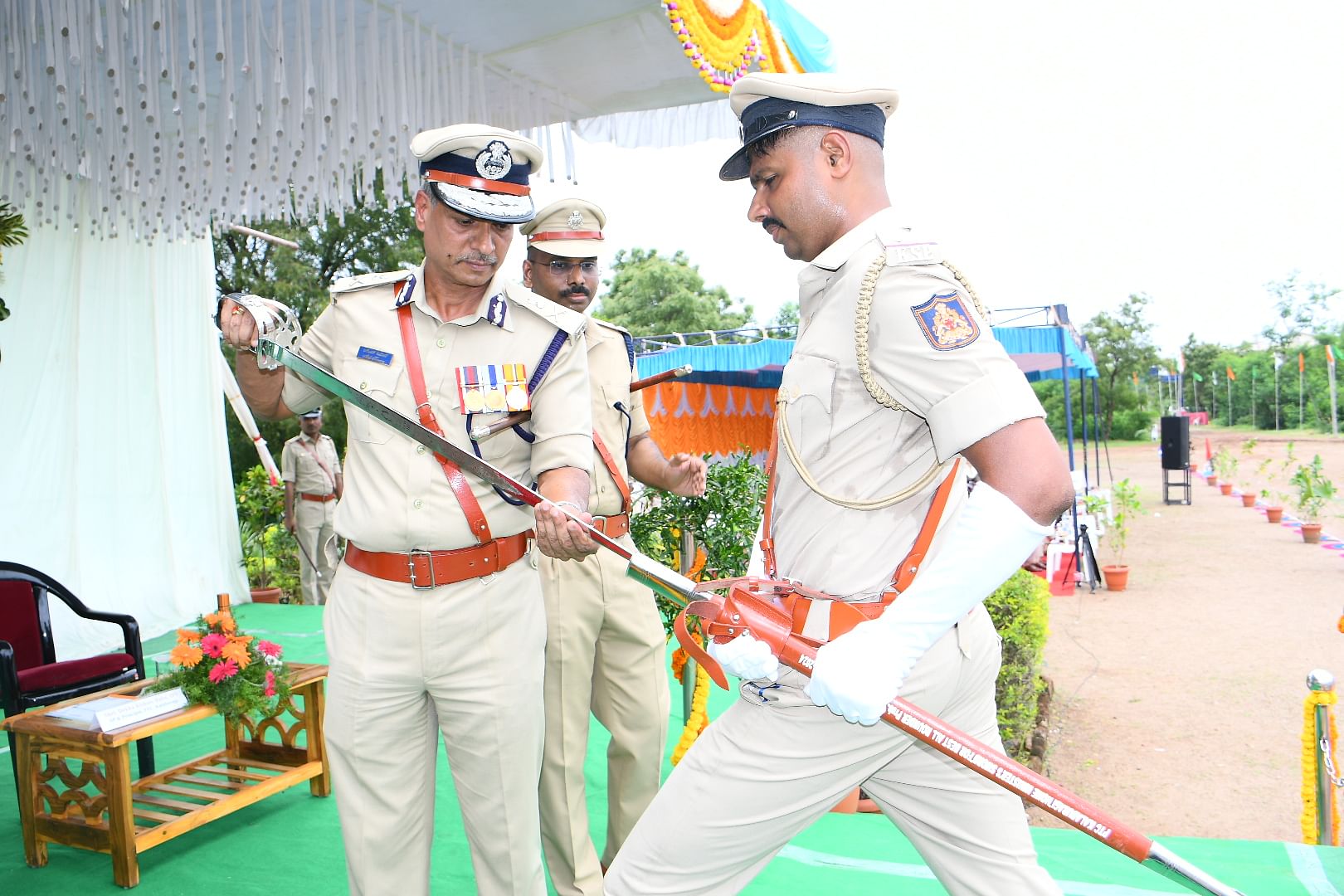 ಕಲಬುರಗಿಯಲ್ಲಿ ಬುಧವಾರ ನಡೆದ ಪ್ರಶಿಕ್ಷಣಾರ್ಥಿಗಳ ನಿರ್ಗಮನ ಪಥಸಂಚಲನ‌ದಲ್ಲಿ ಆರ್‌. ಕಿಶೋರ್ ಕುಮಾರ ಅವರಿಗೆ ತರಬೇತಿ ವಿಭಾಗದ ಎಡಿಜಿಪಿ ಅಲೋಕ್‌ ಕುಮಾರ್‌ ಅವರು ‘ಸರ್ವೋತ್ತಮ ಪ್ರಶಸ್ತಿ’ ನೀಡಿದರು. ಪ್ರಾಂಶುಪಾಲ ಡೆಕ್ಕಾ ಕಿಶೋರ್ ಬಾಬು ಉಪಸ್ಥಿತರಿದ್ದರು