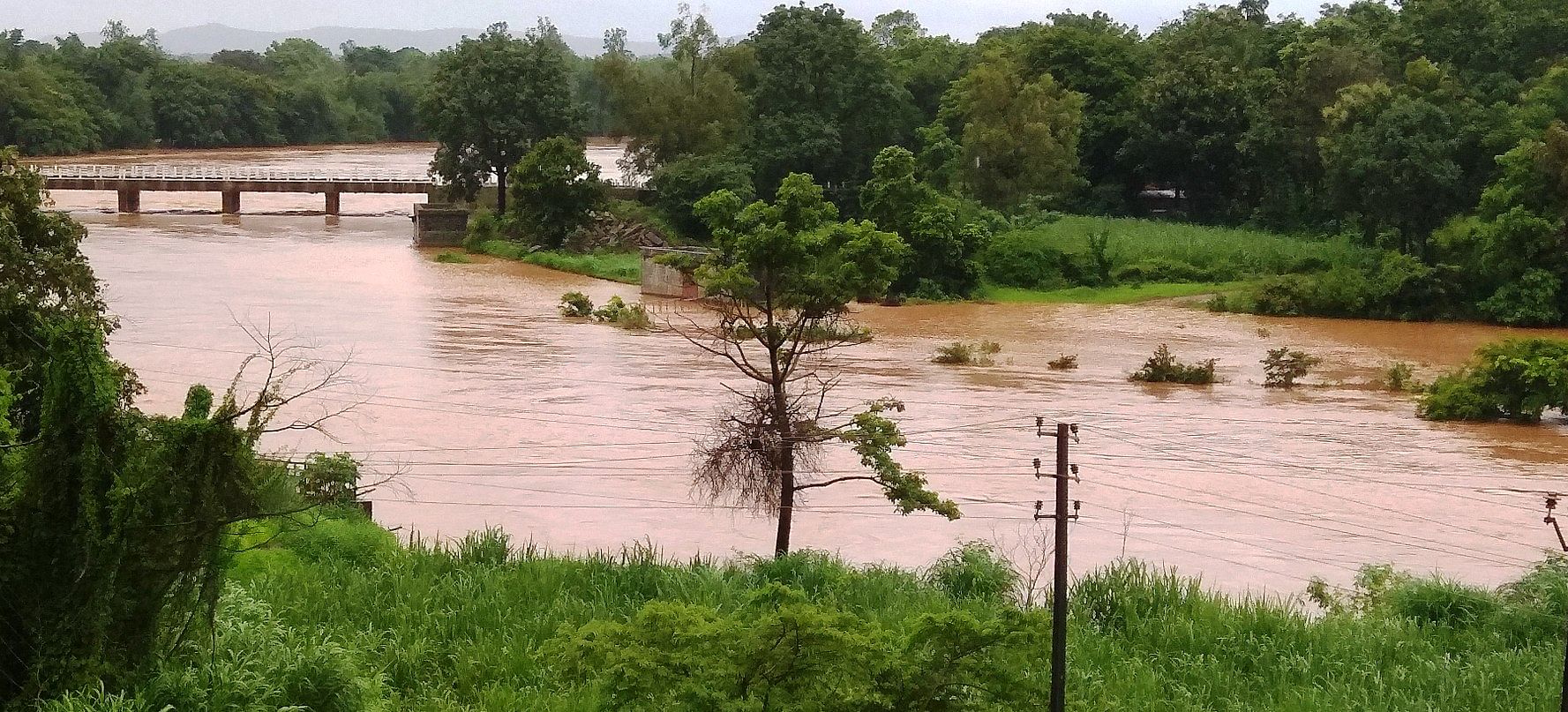 ಖಾನಾಪುರ ಹೊರವಲಯದ ಬೆಳಗಾವಿ–ಪಣಜಿ ಹೆದ್ದಾರಿ ಸೇತುವೆ ಮೇಲಿಂದ ಗೋಚರಿಸಿದ ಮಲಪ್ರಭಾ ನದಿಯ ನೀರಿನ ಹರಿವು