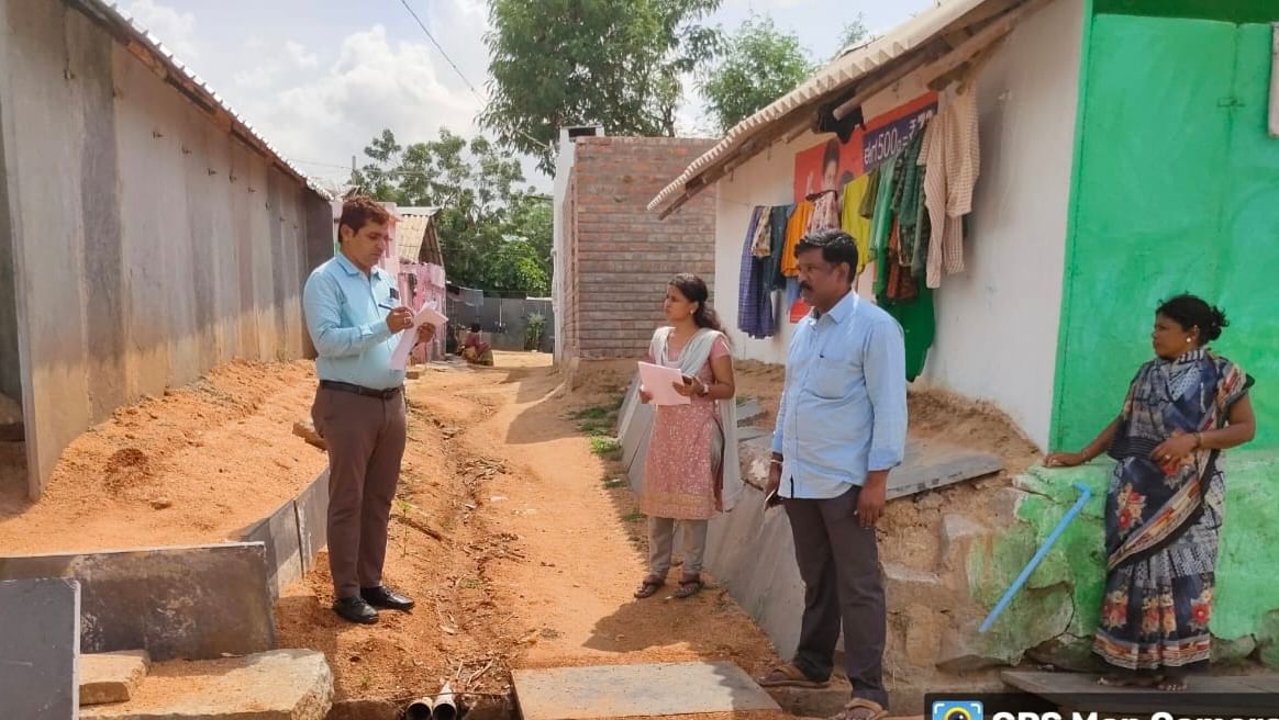 ತೆಕ್ಕಲಕೋಟೆ ಪಟ್ಟಣದಲ್ಲಿ ತಹಶೀಲ್ದಾರ್ ಎಚ್ ವಿಶ್ವನಾಥ ಎಸ್ ಎಫ್ ಸಿ ಅನುದಾನ ಹಂಚಿಕೆ ಕುರಿತು ವಾರ್ಡ್ ವಾರು ಸಮೀಕ್ಷೆ ನಡೆಸಿದರು