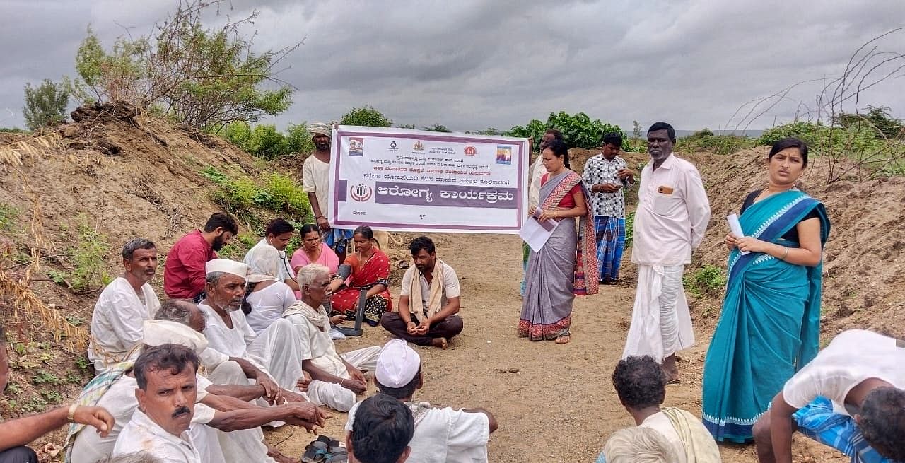 ಯಲಬುರ್ಗಾ ತಾಲ್ಲೂಕು ಎಚ್.ಸೋಂಪೂರ ಗ್ರಾಮದ ಹೊರವಲಯದಲ್ಲಿ ನಾಲಾ ಅಭಿವೃದ್ಧಿ ಕಾಮಗಾರಿ ಸ್ಥಳದಲ್ಲಿ ಆರೋಗ್ಯ ಇಲಾಖೆಯ ವತಿಯಿಂದ ಅಕುಶಲ ಕಾರ್ಮಿಕರ ಆರೋಗ್ಯ ತಪಾಸಣೆ ಕಾರ್ಯಕ್ರಮ ಜರುಗಿತು