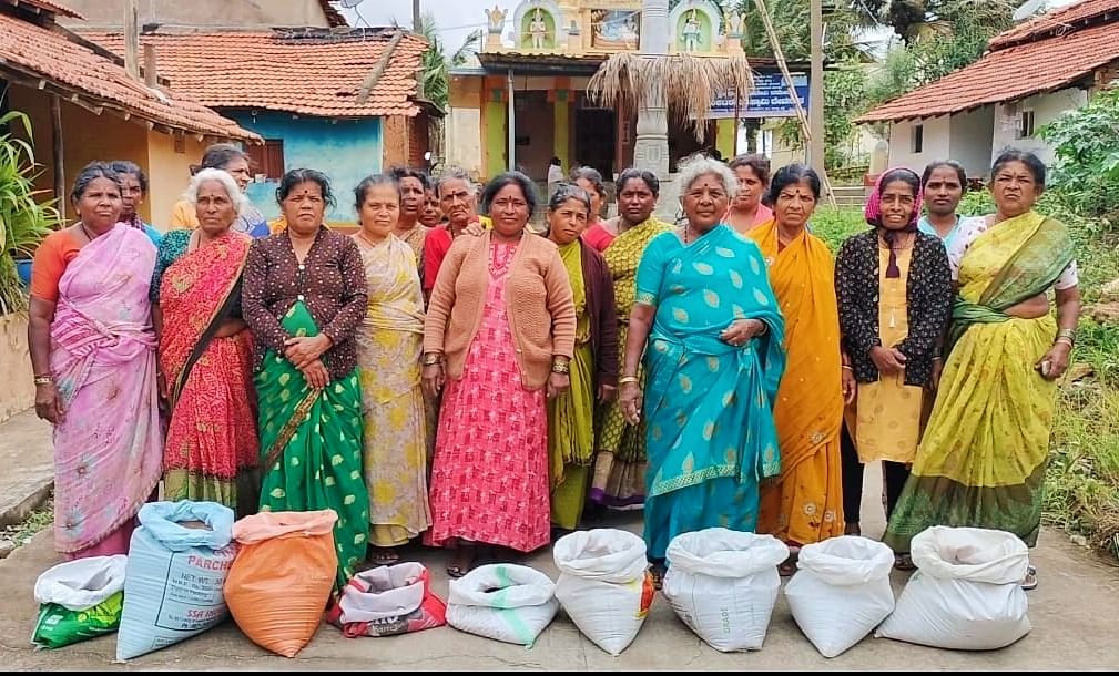 ನಾಗಮಂಗಲ ತಾಲ್ಲೂಕಿನ ಸುಖಧರೆ ಪಡಿತರ ಅಂಗಡಿಯ ಮಾಲೀಕ ಕಳಪೆ ಮಣ್ಣು ಕಲ್ಲು ಮಿಶ್ರತ ರಾಗಿಯನ್ನು ವಿತರಣೆ ಮಾಡಿರುವುದನ್ನು ಖಂಡಿಸಿ ರಾಗಿಯನ್ನು ತಿಪ್ಪೆಗೆ ಸುರಿದು ಪ್ರತಿಭಟಿಸಿದರು.