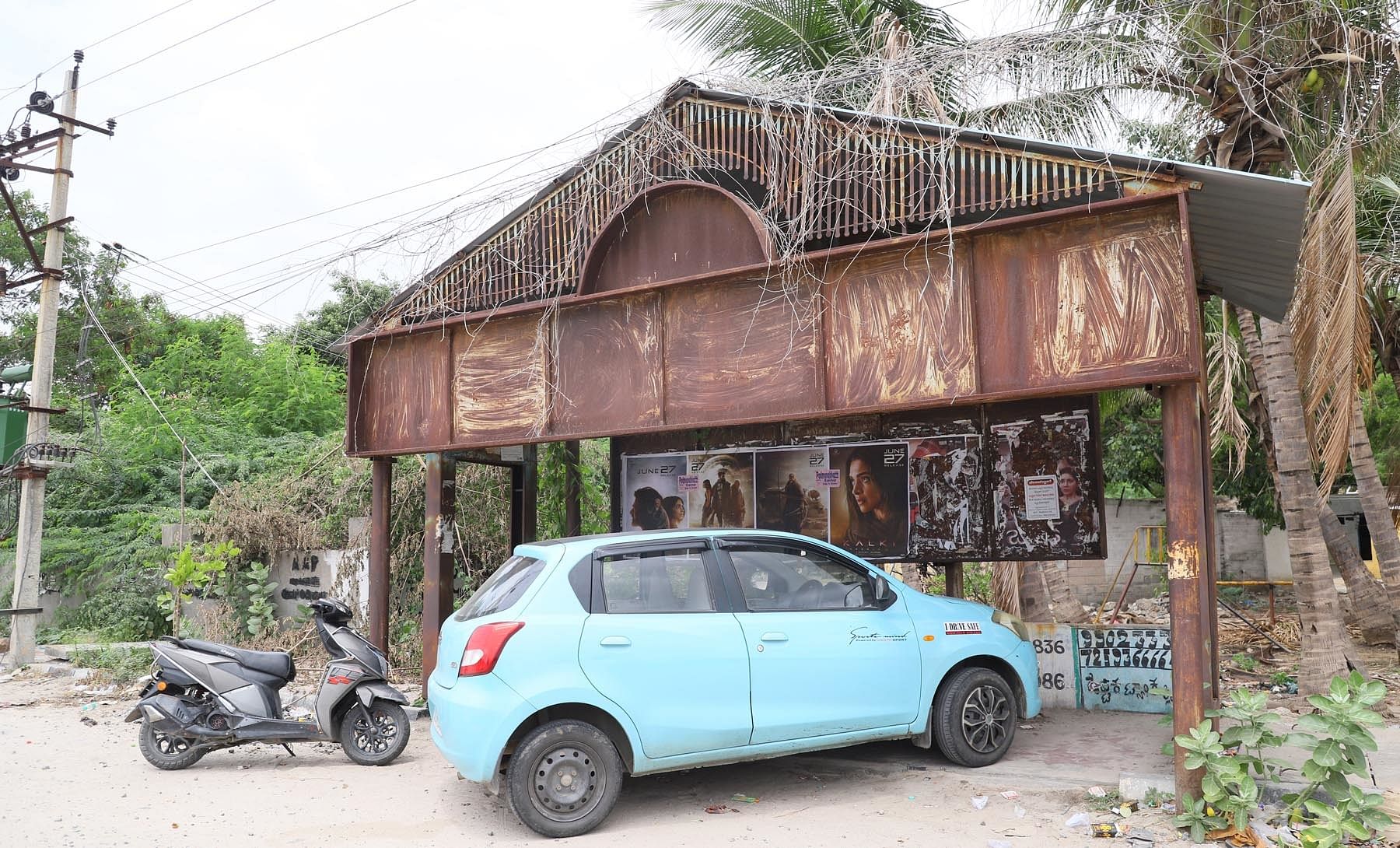 ರಾಯಚೂರಿನ ಆರ್‌ಟಿಒ ಕಚೇರಿಯ ಬಳಿಯ ತಂಗುದಾಣದಲ್ಲಿ ಖಾಸಗಿ ವ್ಯಕ್ತಿಯೊಬ್ಬರು ಕಾರ್ ನಿಲ್ಲಿಸಿರುವುದು