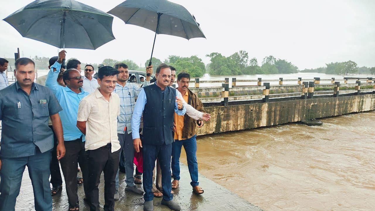 ಚಿಕ್ಕೋಡಿ ತಾಲೂಕಿನ ಸದಲಗಾ ಪಟ್ಟಣದ ಬಳಿಯ ದೂಧಗಂಗಾ ನದಿ ತೀರದಲ್ಲಿ ಮಾಜಿ ಸಂಸದ ಅಣ್ಣಾಸಾಹೇಬ ಜೊಲ್ಲೆ ಪ್ರವಾಹ ಪರಿಸ್ಥಿತಿ ವೀಕ್ಷಿಸಿದರು