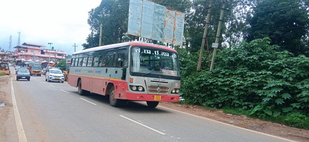 ಸುಂಟಿಕೊಪ್ಪದ ಅಯ್ಯಪ್ಪ ದೇವಾಲಯದ ಮುಂಭಾಗದ ರಾಷ್ಟ್ರೀಯ ಹೆದ್ದಾರಿಯಲ್ಲಿ ಪ್ರವಾಸೋದ್ಯಮ ಇಲಾಖೆಯಿಂದ ಅಳವಡಿಸಿರುವ ಜಾಹೀರಾತು ಫಲಕ ಬೃಹತ್ ವಾಹನಗಳಿಗೆ ಅಡ್ಡ ಉಂಟಾಗಿದೆ