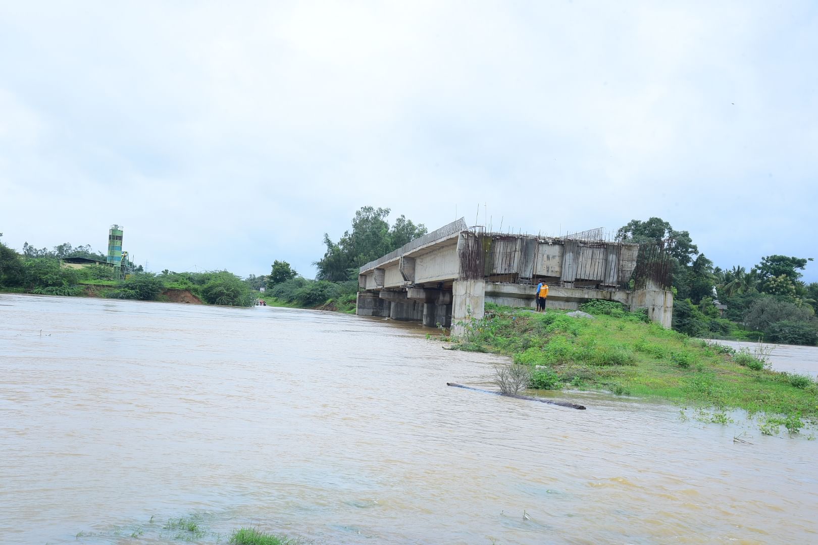 ಹಾವೇರಿ ತಾಲ್ಲೂಕಿನ ಕೂಡಲ–ನಾಗನೂರು ಮಾರ್ಗದಲ್ಲಿ ವರದಾ ನದಿಯಲ್ಲಿ ಹೆಚ್ಚಿನ ಪ್ರಮಾಣದಲ್ಲಿ ನೀರು ಹರಿಯುತ್ತಿರುವುದು ಹಾಗೂ ಅರ್ಧಕ್ಕೆ ನಿಂತಿರುವ ಮೇಲ್ಸೇತುವೆ ಕಾಮಗಾರಿ