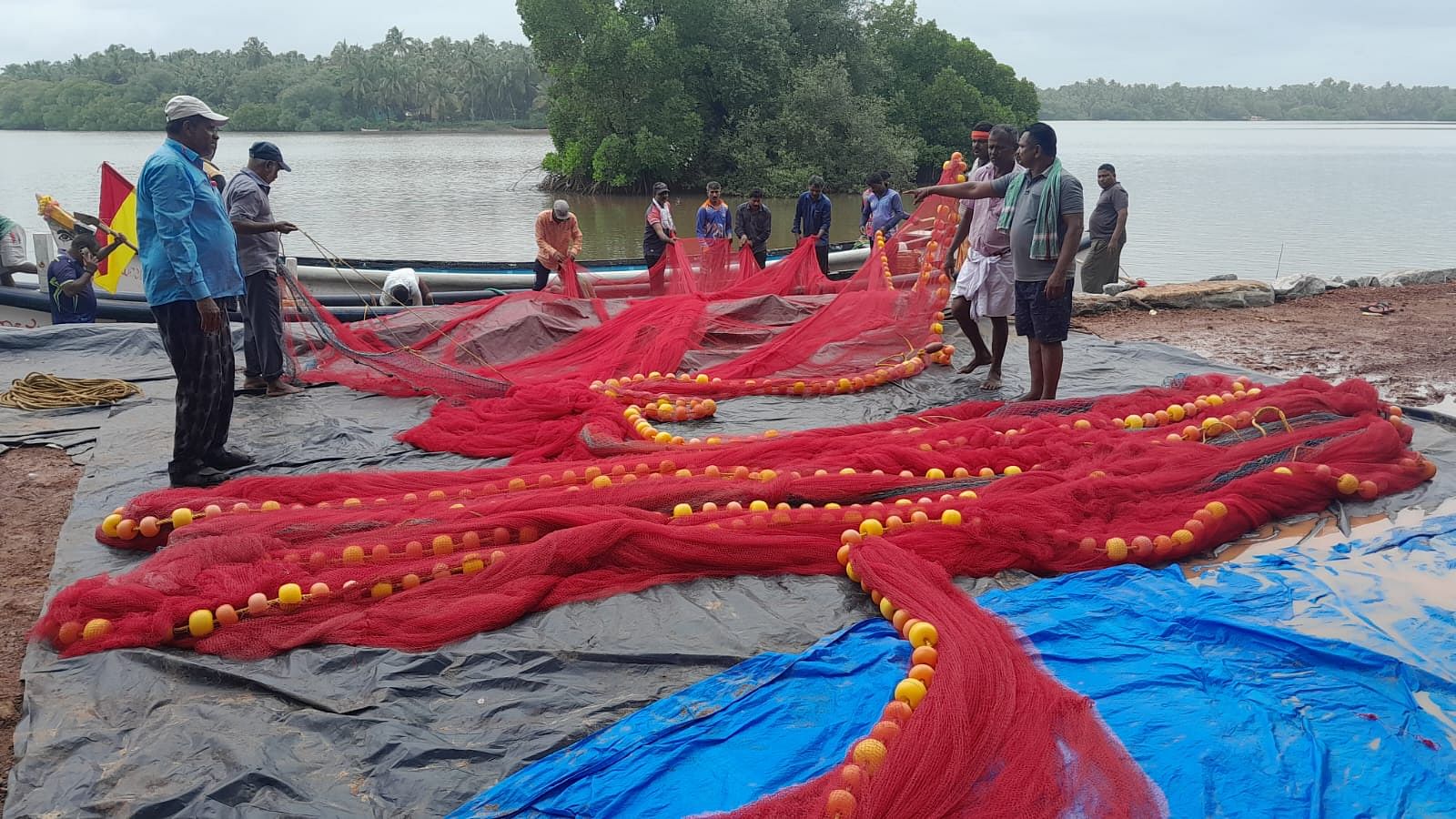 ಉದ್ಯಾವರ ಪಡುಕರೆಯಲ್ಲಿ ಮೀನುಗಾರರು ನಾಡದೋಣಿಗೆ ಬಲೆಯನ್ನು ತುಂಬಿಸುತ್ತಿರುವುದು.