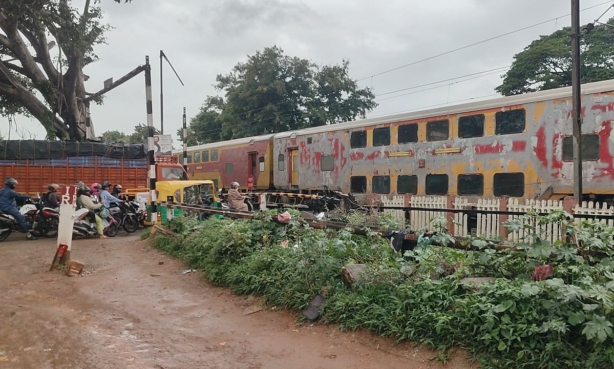 ಹೊಸಕೋಟೆ ತಾಲ್ಲೂಕಿನ ಕೊರಳೂರು ರೈಲ್ವೆ ಕ್ರಾಸಿಂಗ್ ವೇಳೆ ಕಾಯುತ್ತಿರುವ ವಾಹನಗಳು