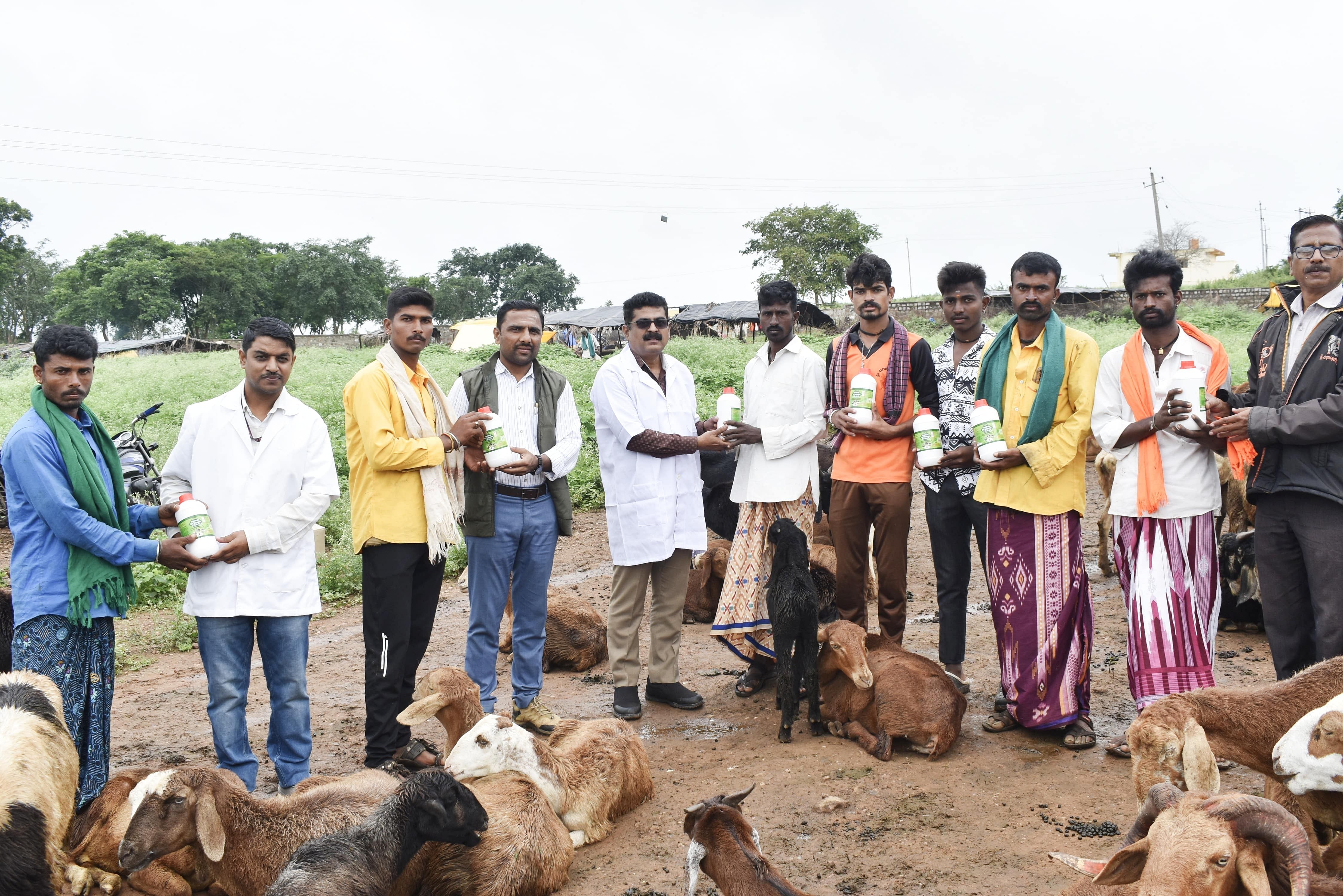 ಬೈಲಹೊಂಗಲದಲ್ಲಿ ತಾಲ್ಲೂಕು ಪಂಚಾಯಿತಿ ಕಾರ್ಯನಿರ್ವಾಹಕ ಅಧಿಕಾರಿ ಸುಭಾಷ ಸಂಪಗಾಂವಿ, ಮುಖ್ಯ ಪಶುವೈಧ್ಯಾಧಿಕಾರಿ  ಡಾ.ಶ್ರೀಕಾಂತ ಗಾಂವಿ ಕುರಿಗಳಿಗೆ ಸಾಂಕ್ರಾಮಿಕ ರೋಗಗಳು ಹರಡದಂತೆ ಮುಂಜಾಗ್ರತಾ ಔಷಧಗಳನ್ನು ವಿತರಿಸಿದರು