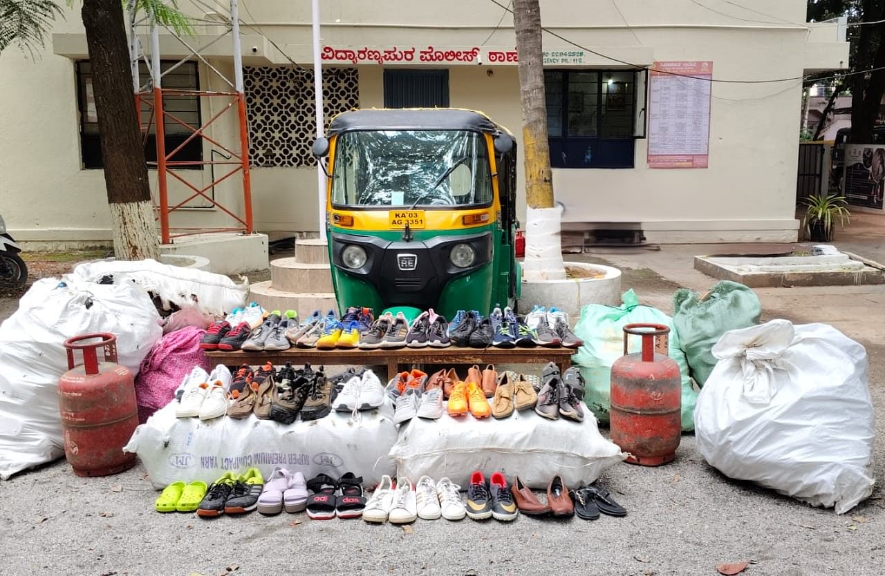 ಆರೋಪಿಗಳಿಂದ ಜಪ್ತಿ ಮಾಡಿದ ಶೂಗಳು ಹಾಗೂ ಆಟೊ 