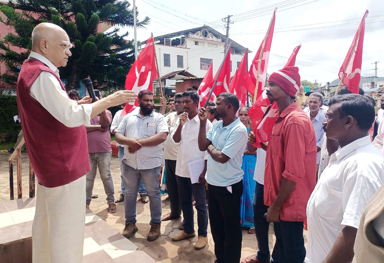 ಕಸವಿಲೇವಾರಿಗೆ ಆಗ್ರಹಿಸಿ ಸೋಮವಾರ ಸಿದ್ದಾಪುರ ಗ್ರಾಮಪಂಚಾಯಿತಿ ಕಚೇರಿ ಎದುರು ಸಿಪಿಐ(ಎಂ) ನಡೆಸಿದ ಪ್ರತಿಭಟನೆಯಲ್ಲಿ ಡಾ. ಐ.ಆರ್ ದುರ್ಗಾಪ್ರಸಾದ್ ಮಾತನಾಡಿದರು