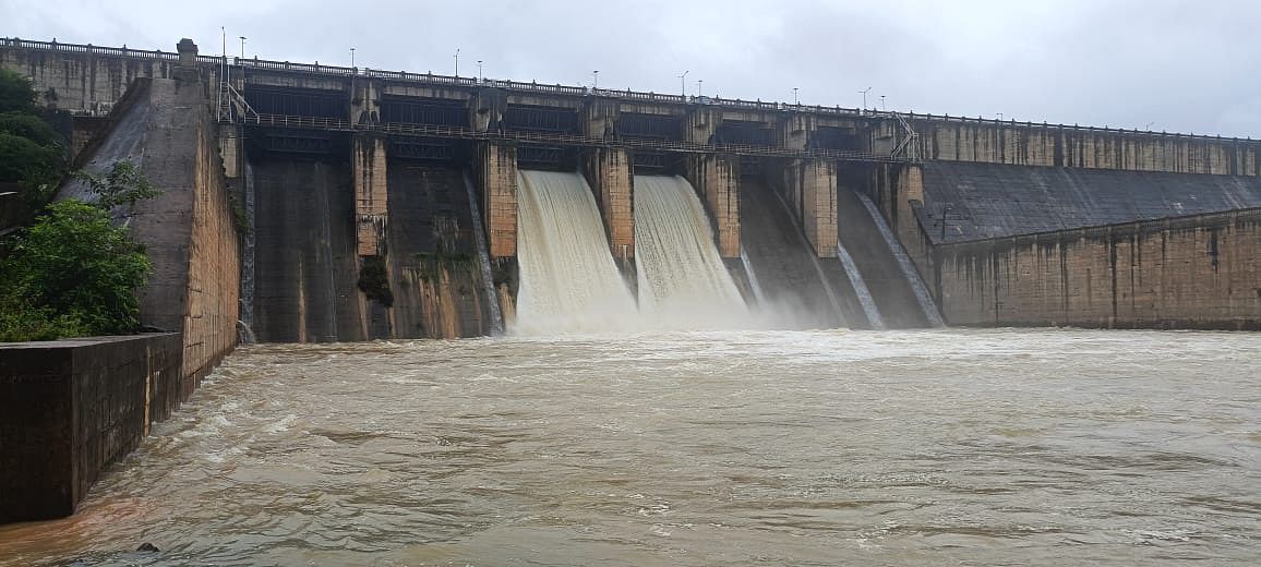 ಹುಕ್ಕೇರಿ ತಾಲ್ಲೂಕಿನ ಶಿರೂರ ಜಲಾಶಯದ ಎರಡು ಕ್ರಸ್ಟ್‌ಗೇಟ್‌ ತೆರೆದು ನೀರು ಬಿಡುಗಡೆ ಮಾಡಲಾಯಿತು