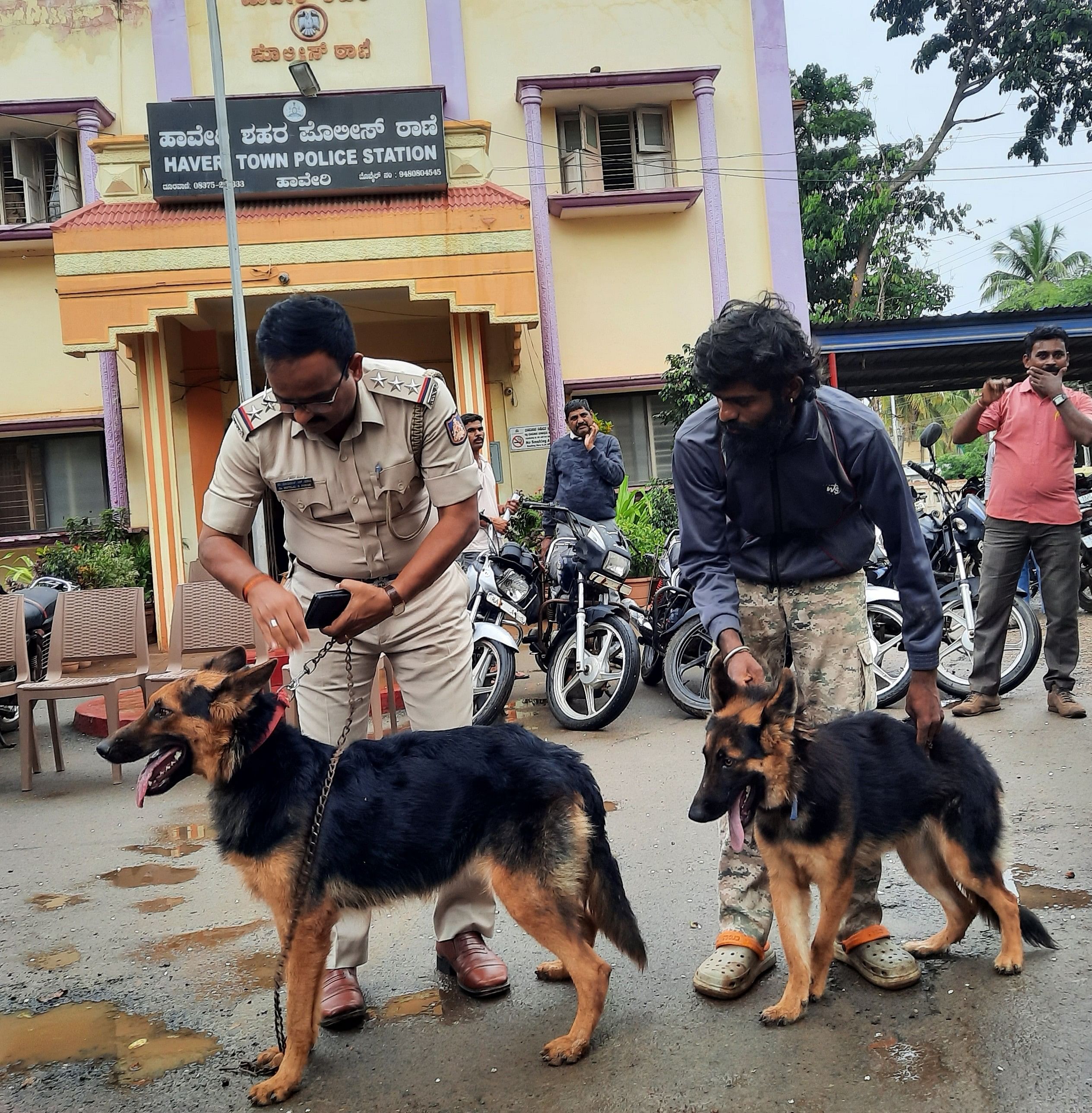 ಹಾವೇರಿ ಶಹರ ಠಾಣೆ ಆವರಣದಲ್ಲಿದ್ದ ರಾಣಾ–ರಕ್ಷಿತಾ ಶ್ವಾನಗಳನ್ನು ಇನ್‌ಸ್ಪೆಕ್ಟರ್ ಮೋತಿಲಾಲ ಪವಾರ ಅವರು ಮಾಲೀಕರಿಗೆ ಹಸ್ತಾಂತರಿಸಿದರು. ಚಂದ್ರಶೇಖರ ಮೇಟಿ ಚಿತ್ರದಲ್ಲಿದ್ದಾರೆ