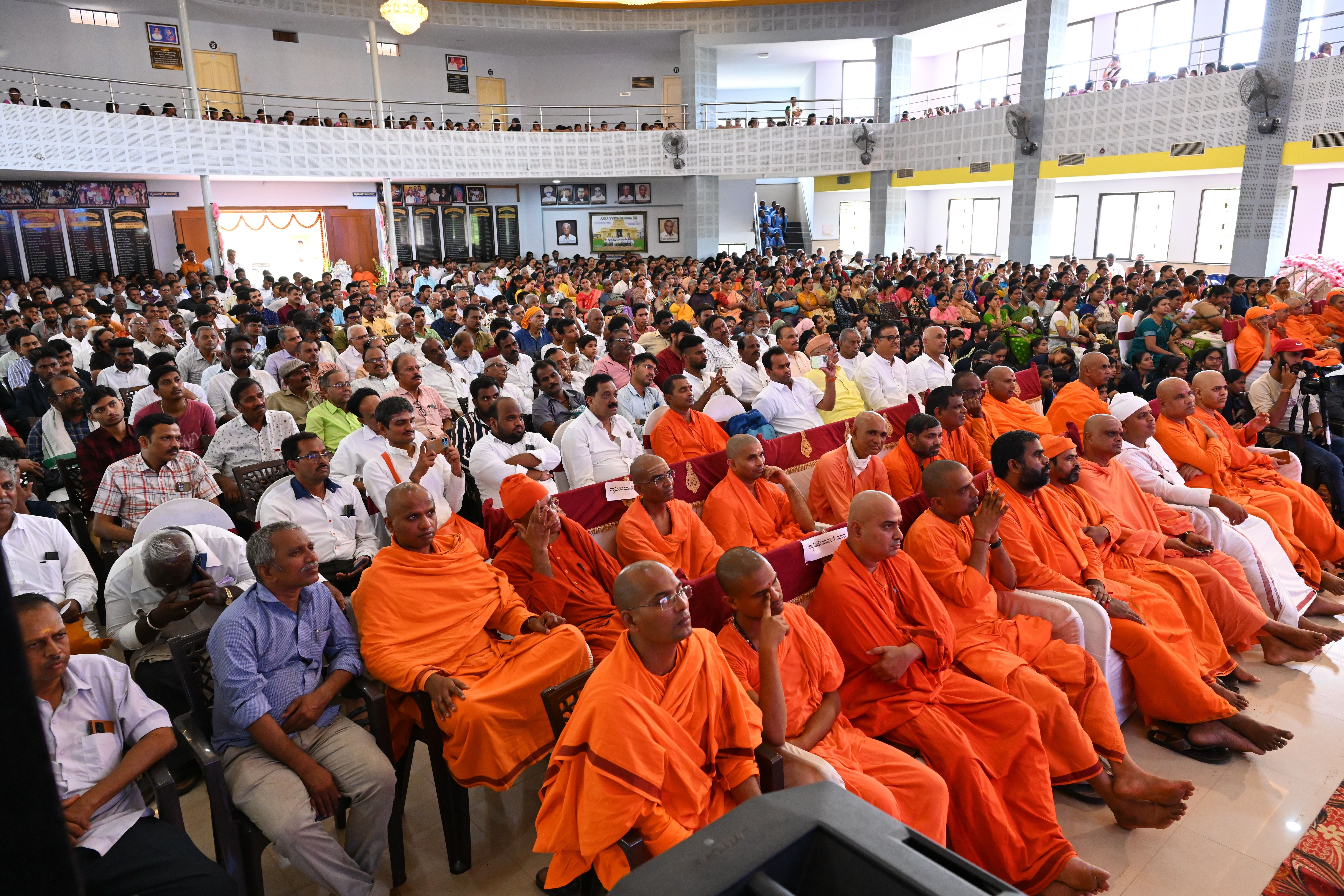 ಹೊಸಪೇಟೆಯಲ್ಲಿ ಬುಧವಾರ ನಡೆದ ಯುವ ಸಮ್ಮೇಳನದಲ್ಲಿ ಪಾಲ್ಗೊಂಡ ಯತಿಗಳು, ವಿದ್ಯಾರ್ಥಿಗಳು ಹಾಗೂ ಸಾರ್ವಜನಿಕರು  –ಪ್ರಜಾವಾಣಿ ಚಿತ್ರ