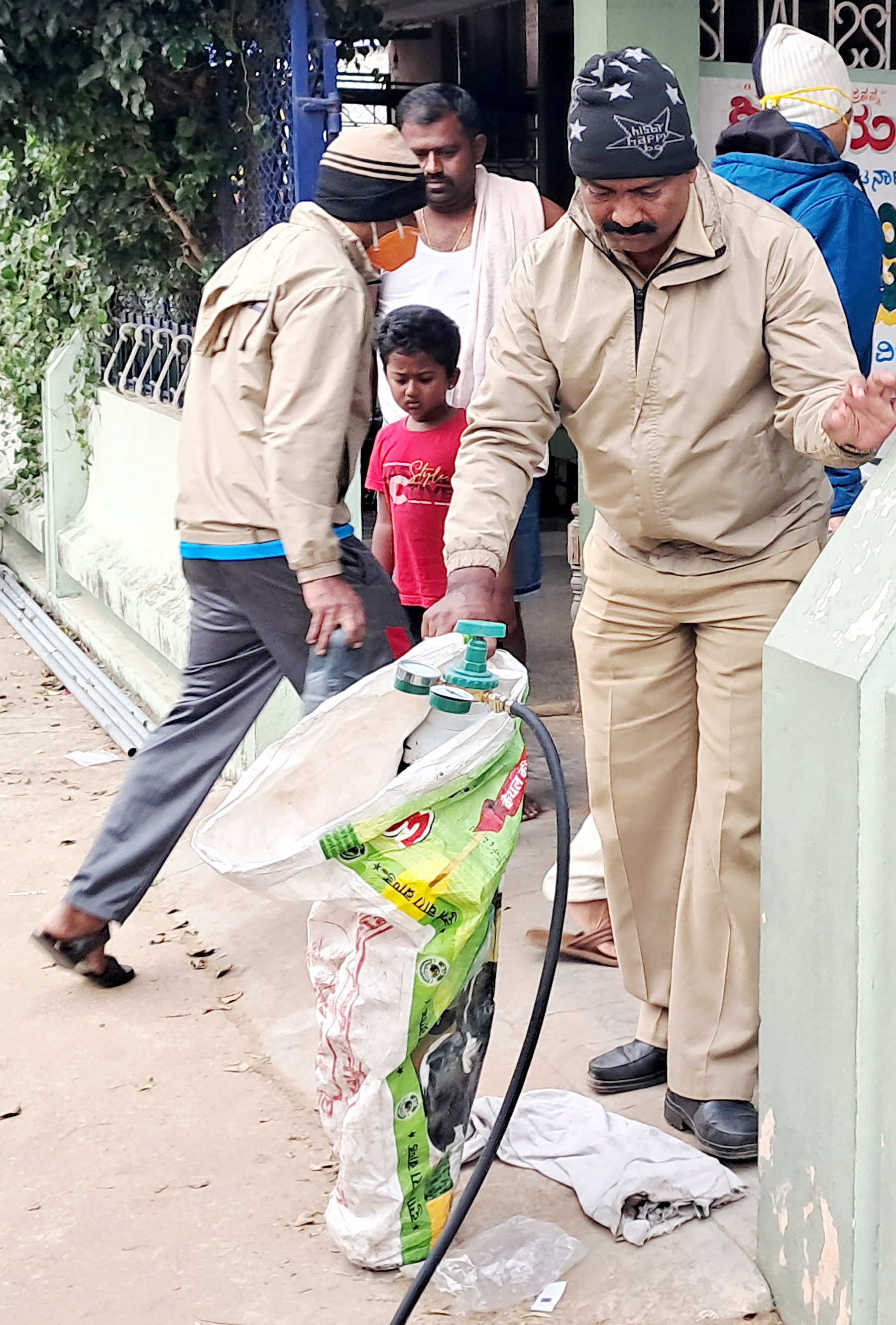 ಹಿರೀಸಾವೆ ಎಸ್‌ಬಿಐ ಎಟಿಎಂ ಕೇಂದ್ರದಿಂದ ಹಣ ಕಳವು ಯತ್ನಕ್ಕೆ ಬಳಸಿದ್ದ ಗ್ಯಾಸ್ ಕಟರ್ ಮೇಲಿನ ಬೆರಳಚ್ಚುಗಳನ್ನು ಪೊಲೀಸರು ಭಾನುವಾರ  ಸಂಗ್ರಹಿಸಿದರು.