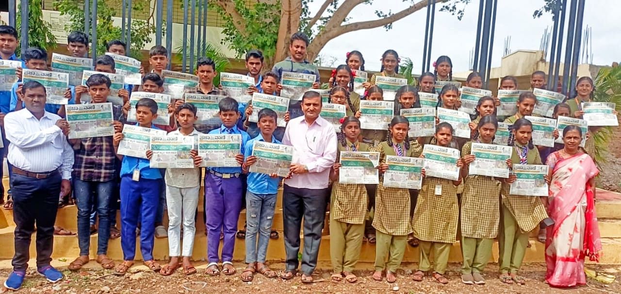 ಹುಲಸೂರ ಸಮೀಪದ ಮುಚಳoಬ ಗ್ರಾಮ ಪಂಚಾಯಿತಿ ವತಿಯಿಂದ ಗ್ರಾಮದ ಶಾಲಾ ವಿದ್ಯಾರ್ಥಿಗಳಿಗೆ ‘ಪ್ರಜಾವಾಣಿ ಎಸ್‌ಎಸ್‌ಎಲ್‌ಸಿ ಮಾರ್ಗದರ್ಶಿ’ ವಿತರಿಸಲಾಯಿತು