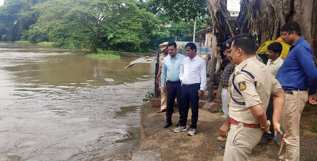 ಶ್ರೀರಂಗಪಟ್ಟಣ ಸಮೀಪ ಪಶ್ಚಿಮವಾಹಿನಿ ಬಳಿ ಕಾವೇರಿ ನದಿ ತೀರಕ್ಕೆ ಜಿಲ್ಲಾಧಿಕಾರಿ ಕುಮಾರ, ಜಿ.ಪಂ. ಸಿಇಒ ಶೇಕ್‌ ತನ್ವೀರ್‌ ಆಸಿಫ್‌, ಎಸ್ಪಿ ಮಲ್ಲಿಕಾರ್ಜುನ ಬಾಲದಂಡಿ ನೇತೃತ್ವದ ತಂಡ ಶನಿವಾರ ಭೇಟಿ ನೀಡಿ ಪರಿಶೀಲಿಸಿತು