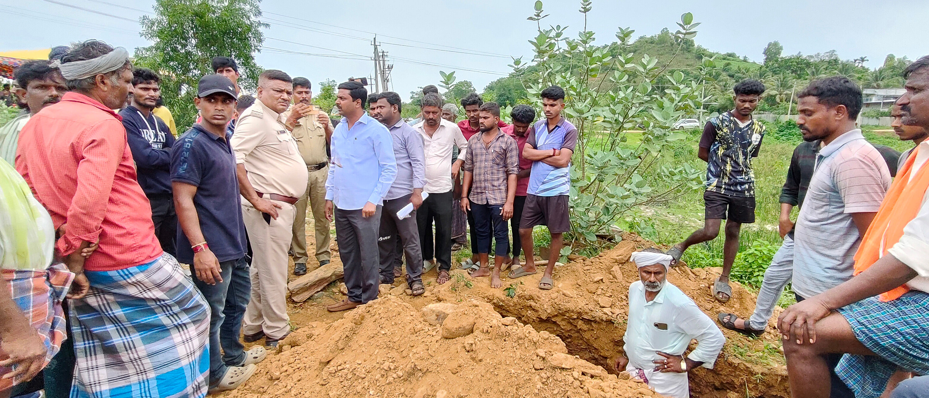 ಹೊಳೆಹೊನ್ನೂರಿನ ಸಮೀಪದ ಕನಸಿನಕಟ್ಟೆಯ ಸ್ಮಶಾನದ ವಿವಾದಿತ ಜಮೀನಿನಲ್ಲಿ ತೆಗೆದಿದ ಗುಂಡಿಯಲ್ಲಿ ನಿಂತು ಪ್ರತಿಭಟನೆ ನಡೆಸಿದ ಜಾಗದ ಮಾಲೀಕ ನಾಗರಾಜಪ್ಪ