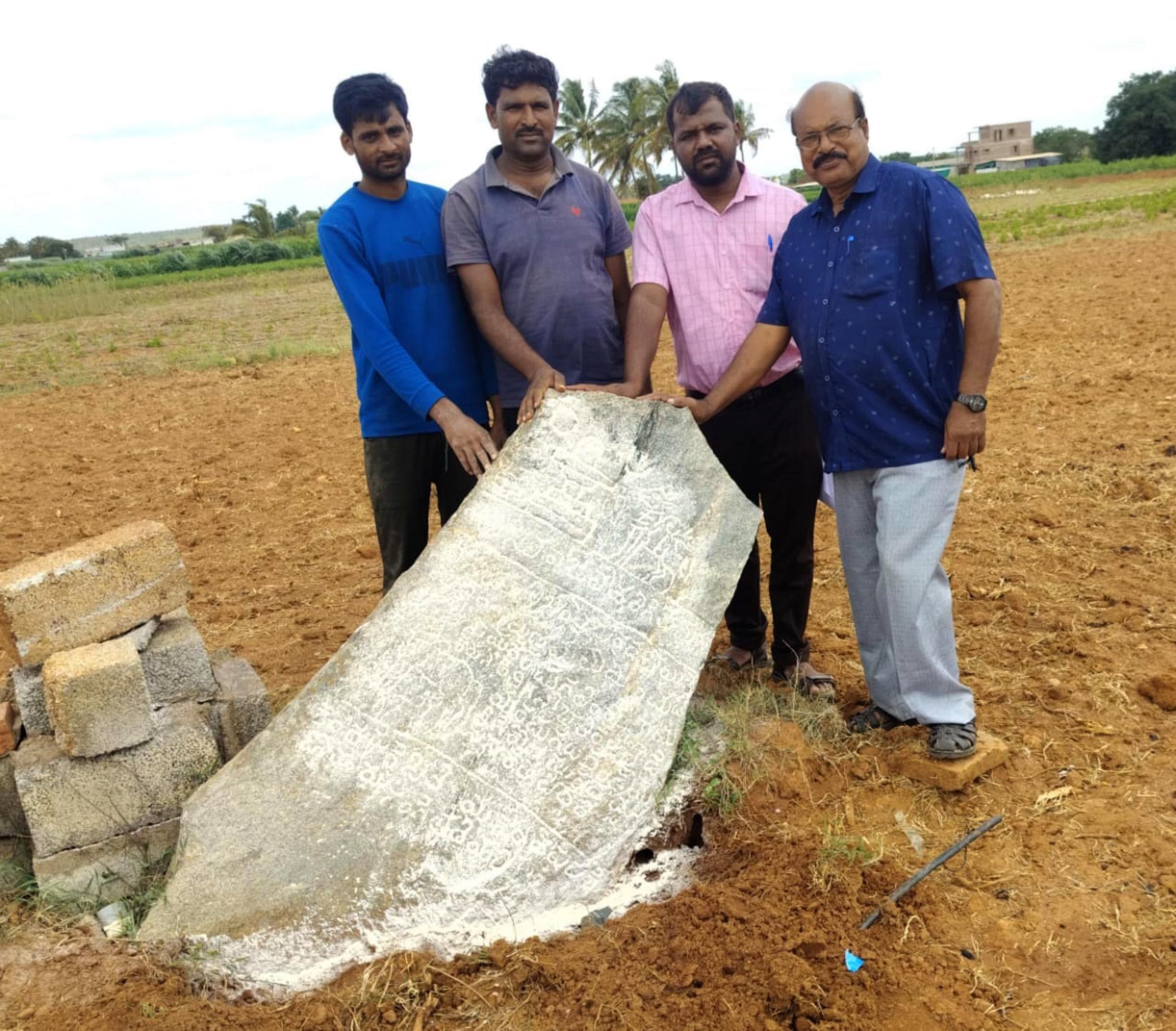 ಶಿಡ್ಲಘಟ್ಟ ತಾಲ್ಲೂಕಿನ ವಂಕಮಾರದಹಳ್ಳಿಯಲ್ಲಿ ಗ್ರಾಮಸ್ಥರ ನೆರವಿನಿಂದ ಪುರಧರ್ಮ ಶಾಸನವನ್ನು ಶಾಸನತಜ್ಞ ಧನಪಾಲ್ ಮತ್ತು ಶ್ರೀನಿವಾಸ.ವೈ.ಸಿ. ಪತ್ತೆ ಹಚ್ಚಿದ್ದಾರೆ