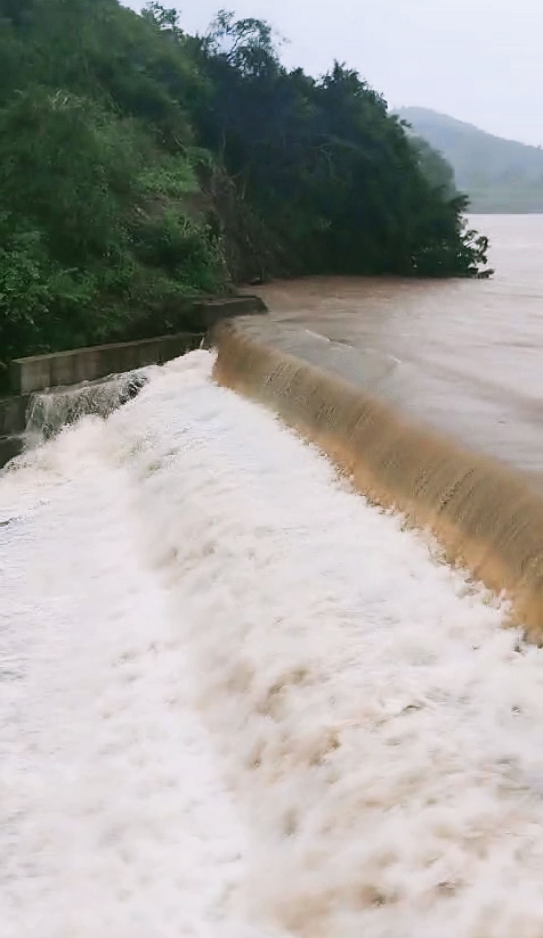 ಮಧಗದ ಕೆರೆ ಭರ್ತಿಯಾಗಿ ಕೋಡಿ ಹರಿಯುತ್ತಿದೆ