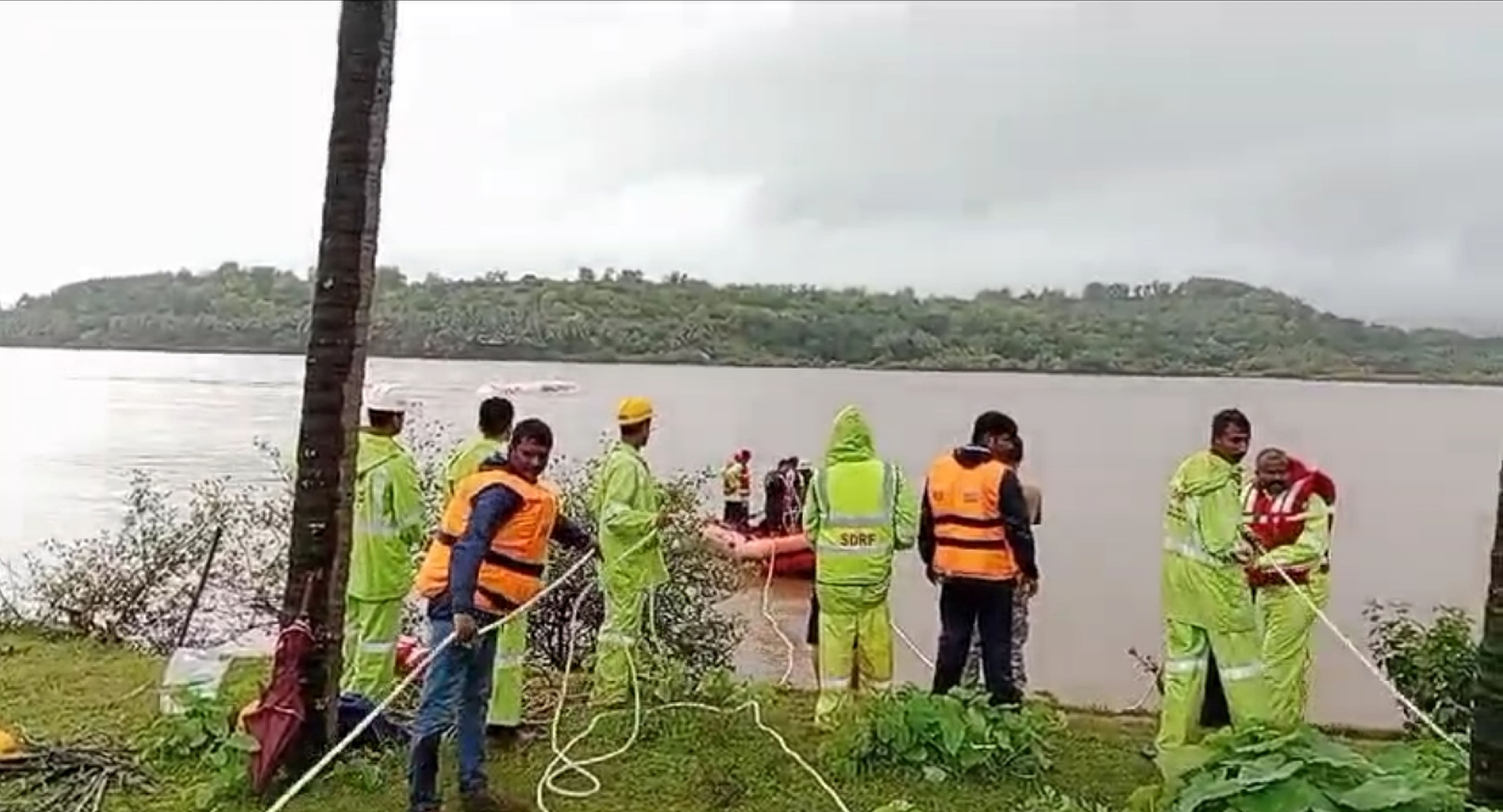 ಅಂಕೋಲಾ ತಾಲ್ಲೂಕಿನ ಸಗಡಗೇರಿ ಸಮೀಪ ಗಂಗಾವಳಿ ನದಿಯಲ್ಲಿ ತೇಲುತ್ತಿರುವ ಗ್ಯಾಸ್ ಟ್ಯಾಂಕರ್ ರಕ್ಷಣಾ ಕಾರ್ಯಾಚರಣೆಗೆ ಸಿದ್ಧವಾಗಿದ್ದ ವಿಶೇಷ ತಂಡ