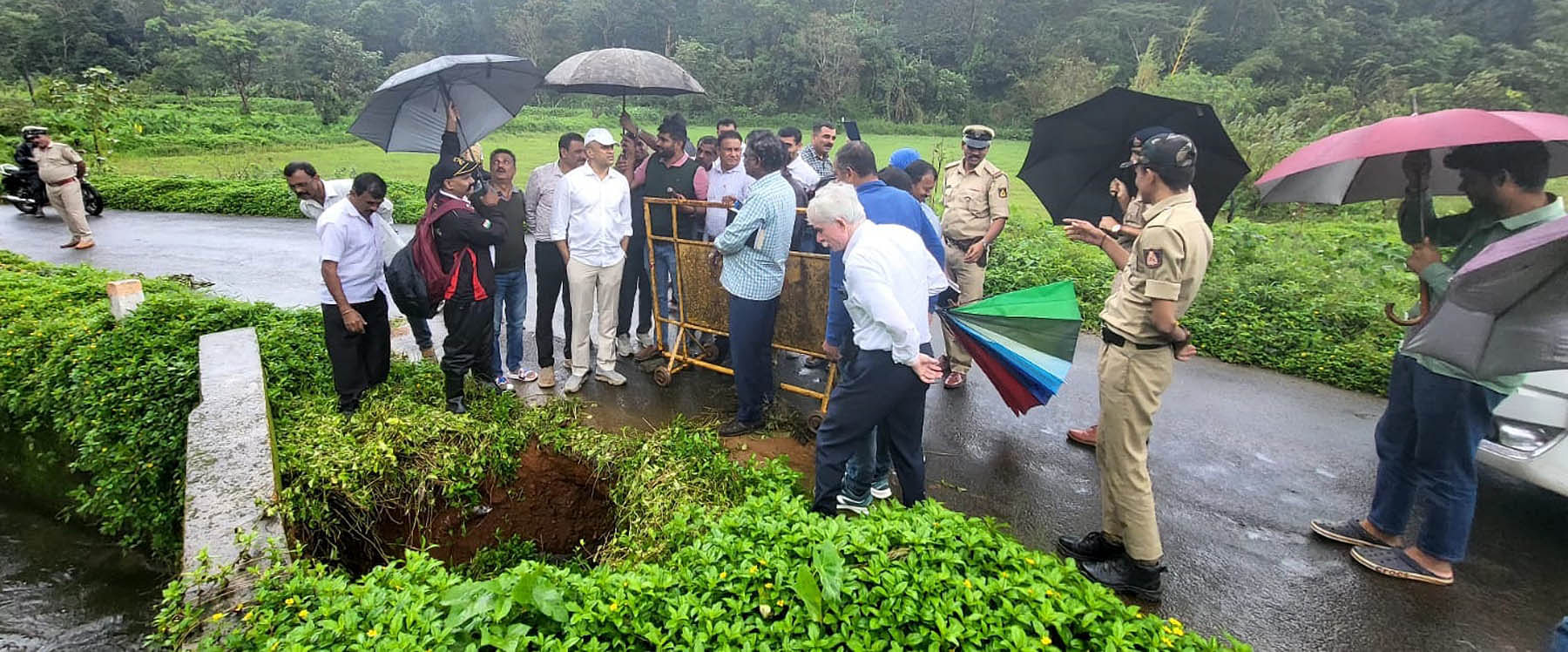 ಗೋಣಿಕೊಪ್ಪಲು ಬಳಿಯ ಬಿರುನಾಣಿ ವ್ಯಾಪ್ತಿಗೆ ಶಾಸಕ ಎ.ಎಸ್. ಪೊನ್ನಣ್ಣ ಭೇಟಿ ನೀಡಿ ಮಳೆ ಹಾನಿ ಸ್ಥಳಗಳನ್ನು ವೀಕ್ಷಿಸಿದರು